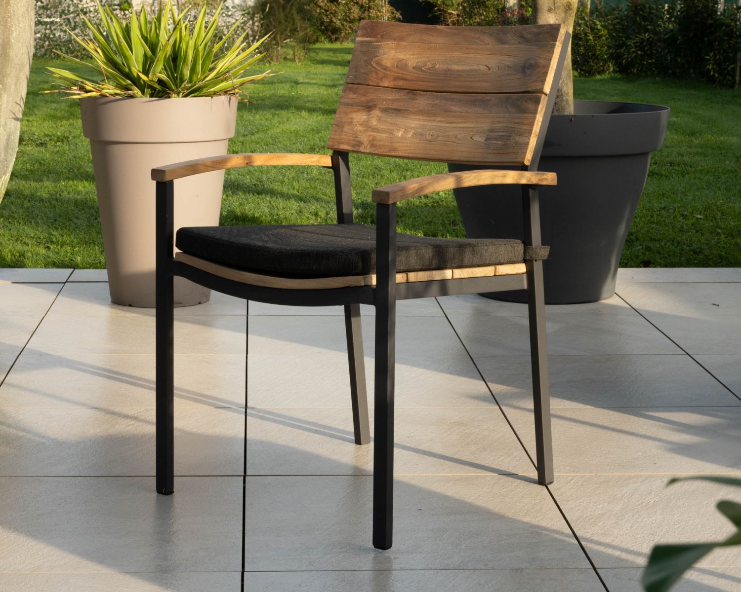 Chair'ming" è una sedia da giardino di alta gamma in teak e alluminio con cuscino in tessuto grigio