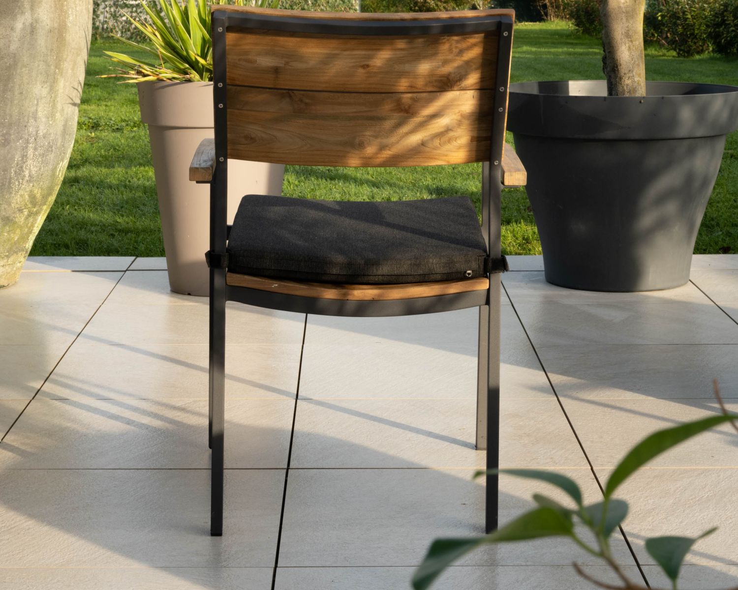 Chair'ming" è una sedia da giardino di alta gamma in teak e alluminio con cuscino in tessuto grigio