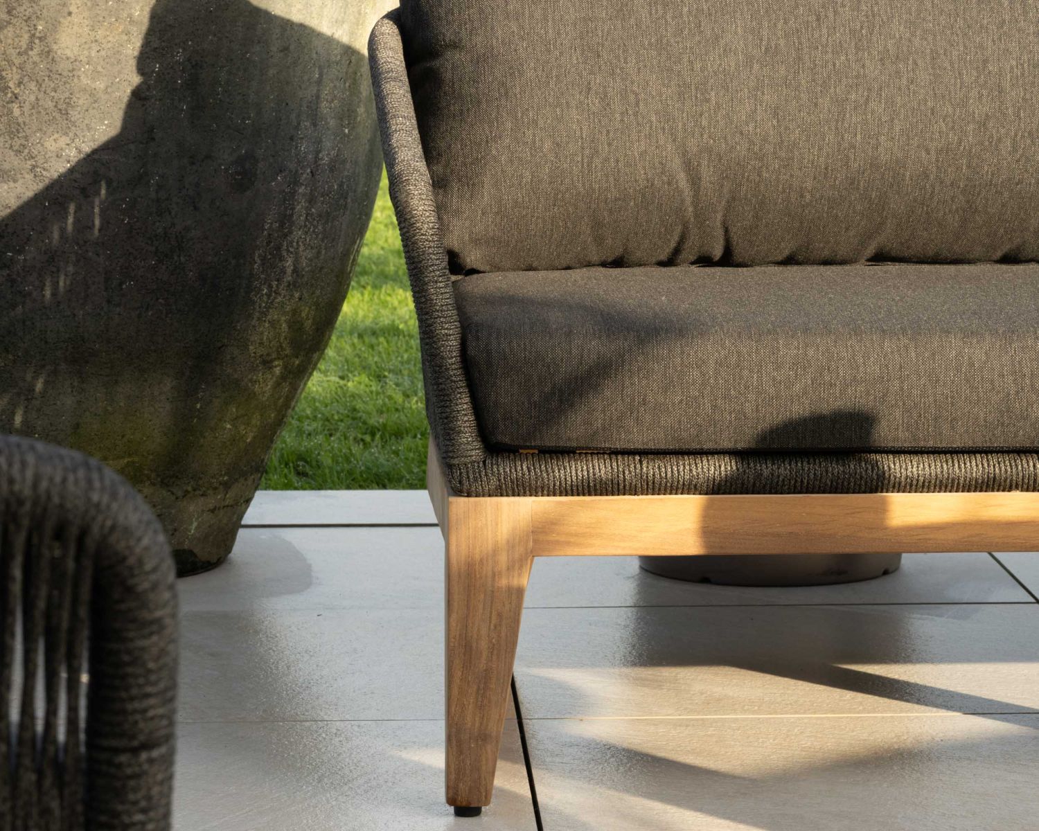 Set di mobili da giardino di alta gamma con 3 pezzi in teak e tessuto grigio scuro "Tuléo