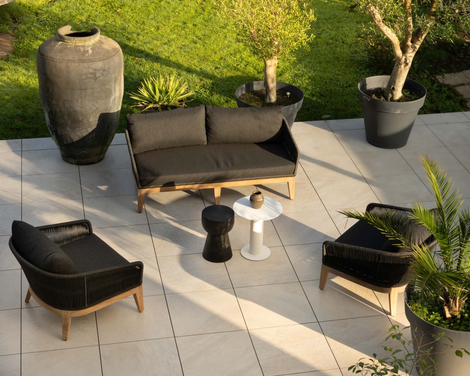 Set di mobili da giardino di alta gamma con 3 pezzi in teak e tessuto grigio scuro "Tuléo