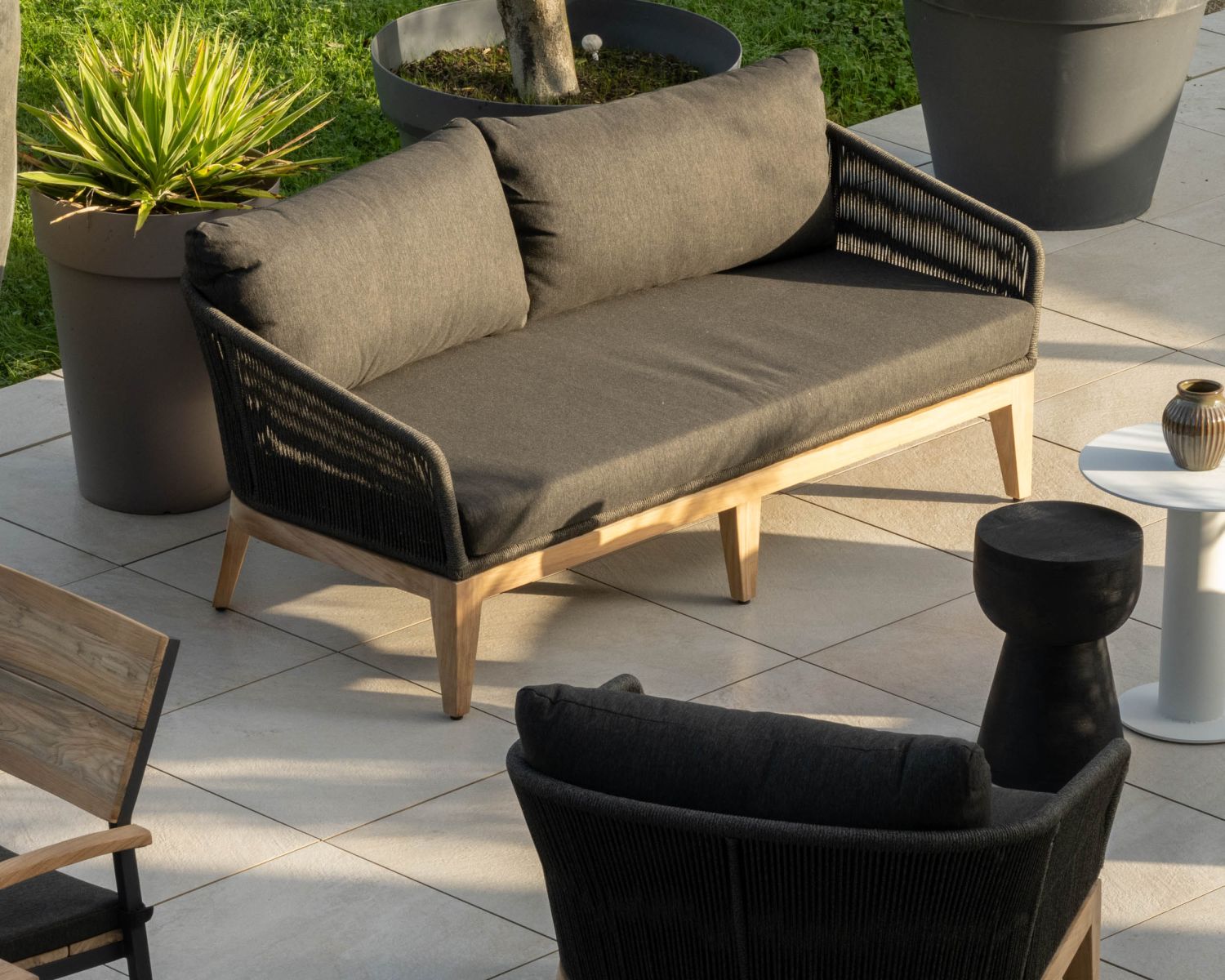 Set di mobili da giardino di alta gamma con 3 pezzi in teak e tessuto grigio scuro "Tuléo