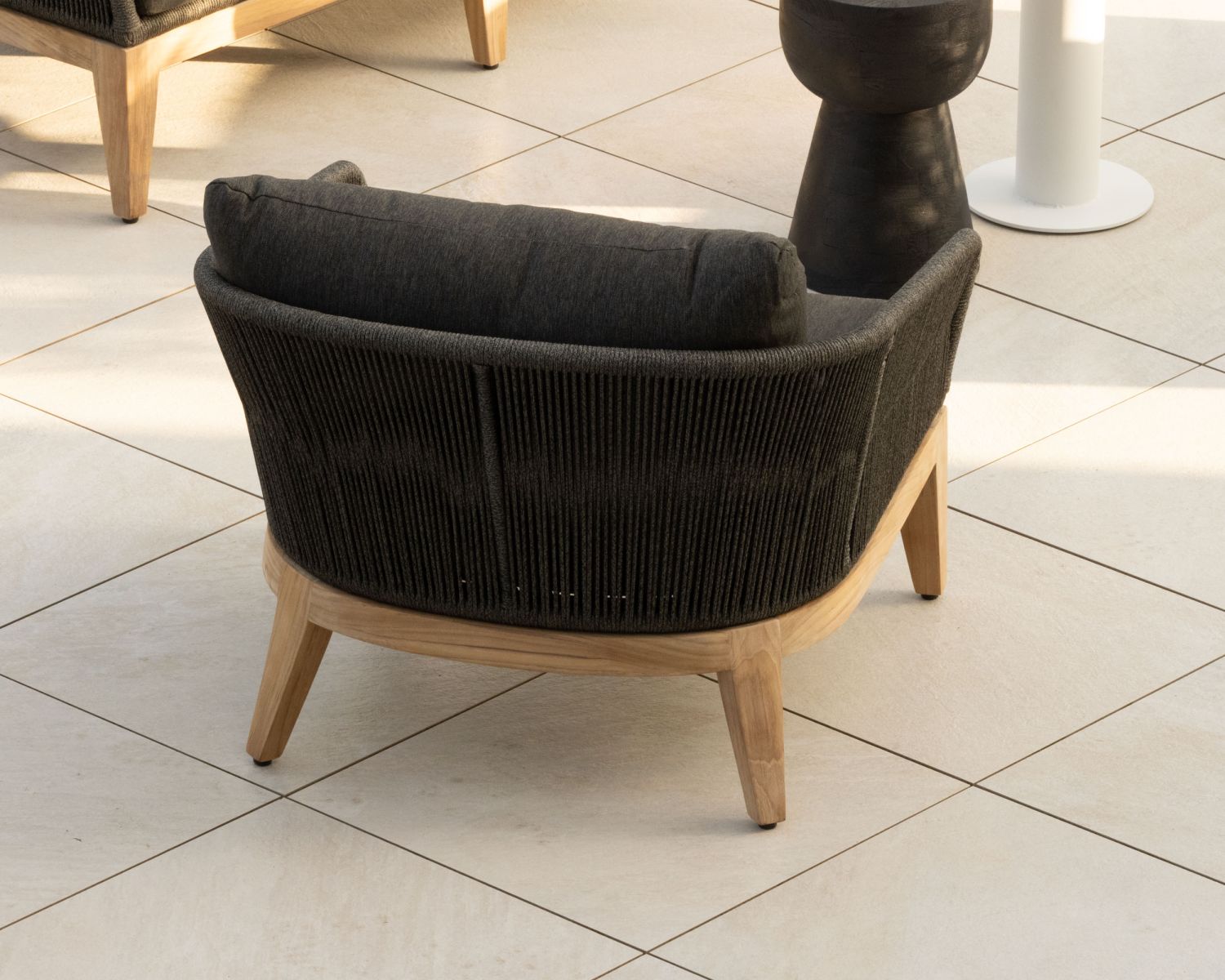 Set di mobili da giardino di alta gamma con 3 pezzi in teak e tessuto grigio scuro "Tuléo