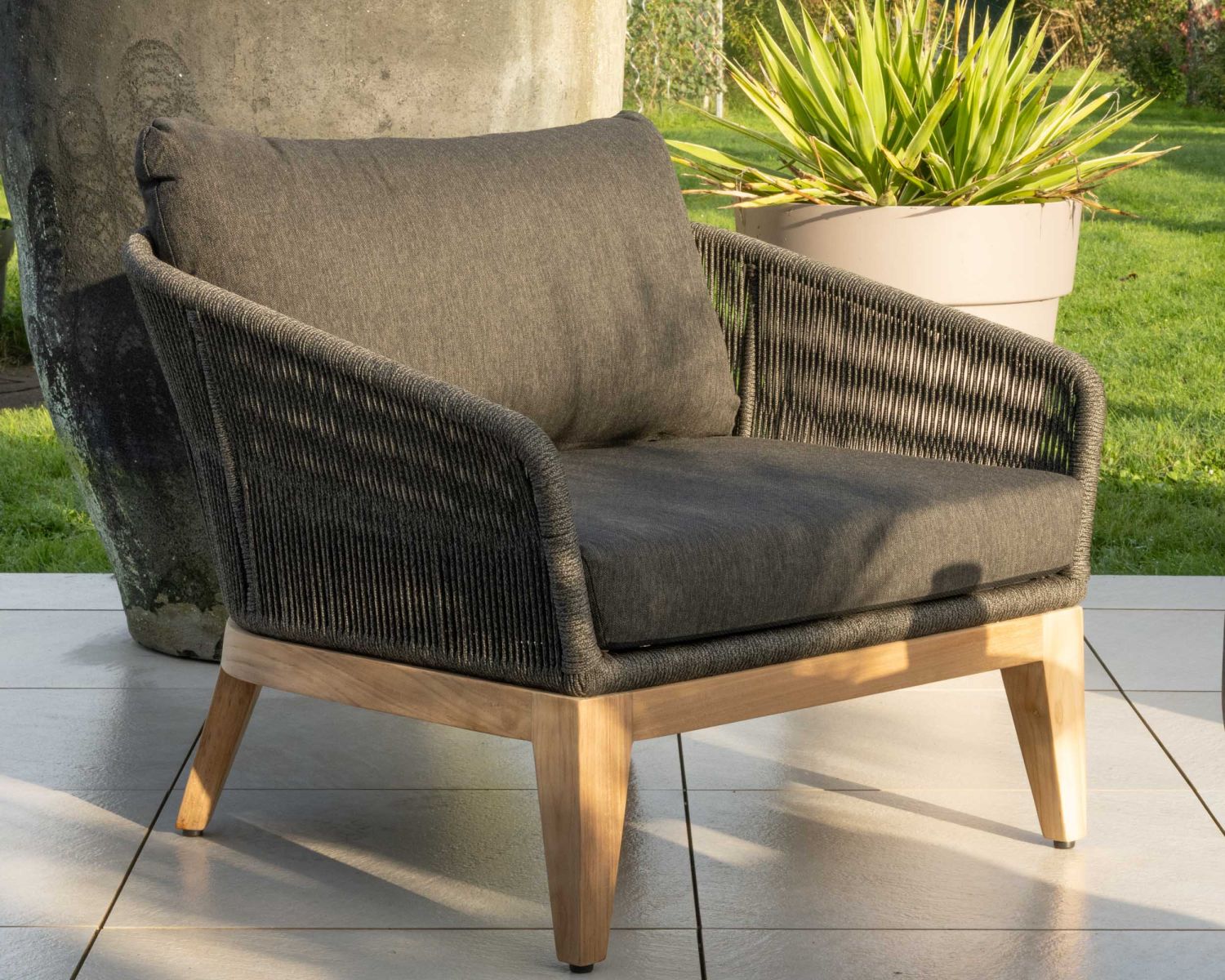 Set di mobili da giardino di alta gamma con 3 pezzi in teak e tessuto grigio scuro "Tuléo