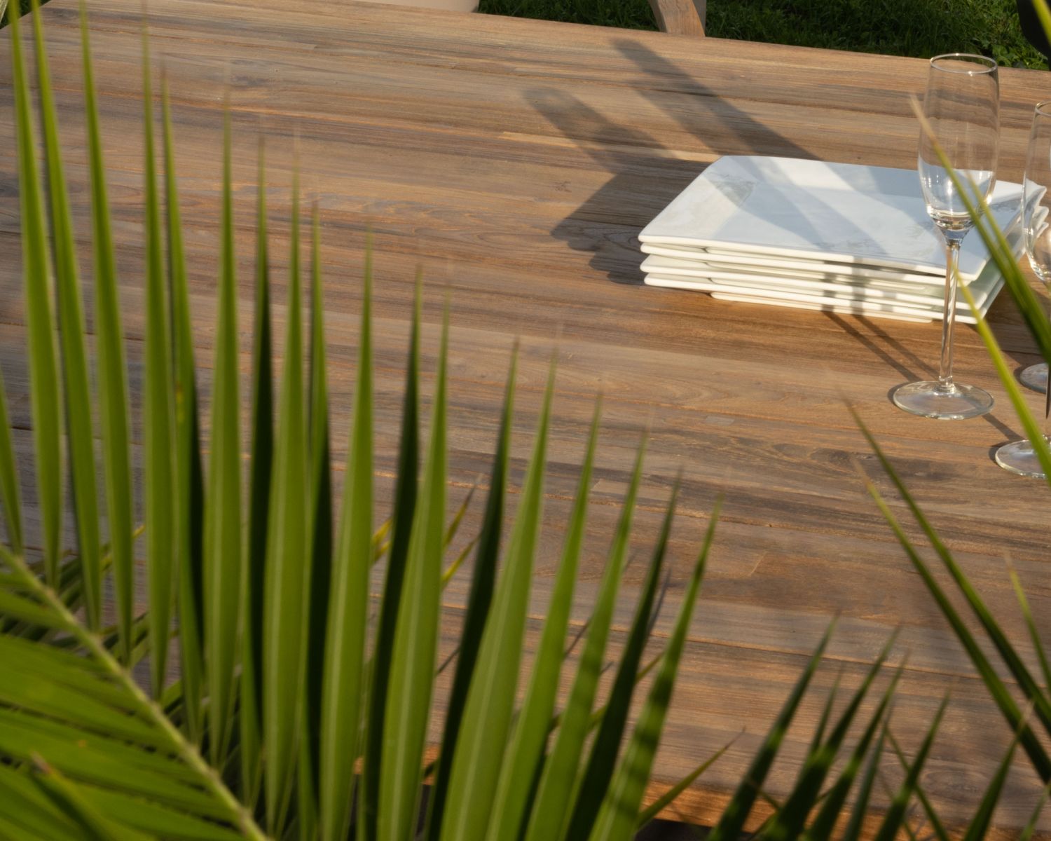 Tavolo quadrato "Ozone" da 160 cm in alluminio e teak di recupero per giardini contemporanei