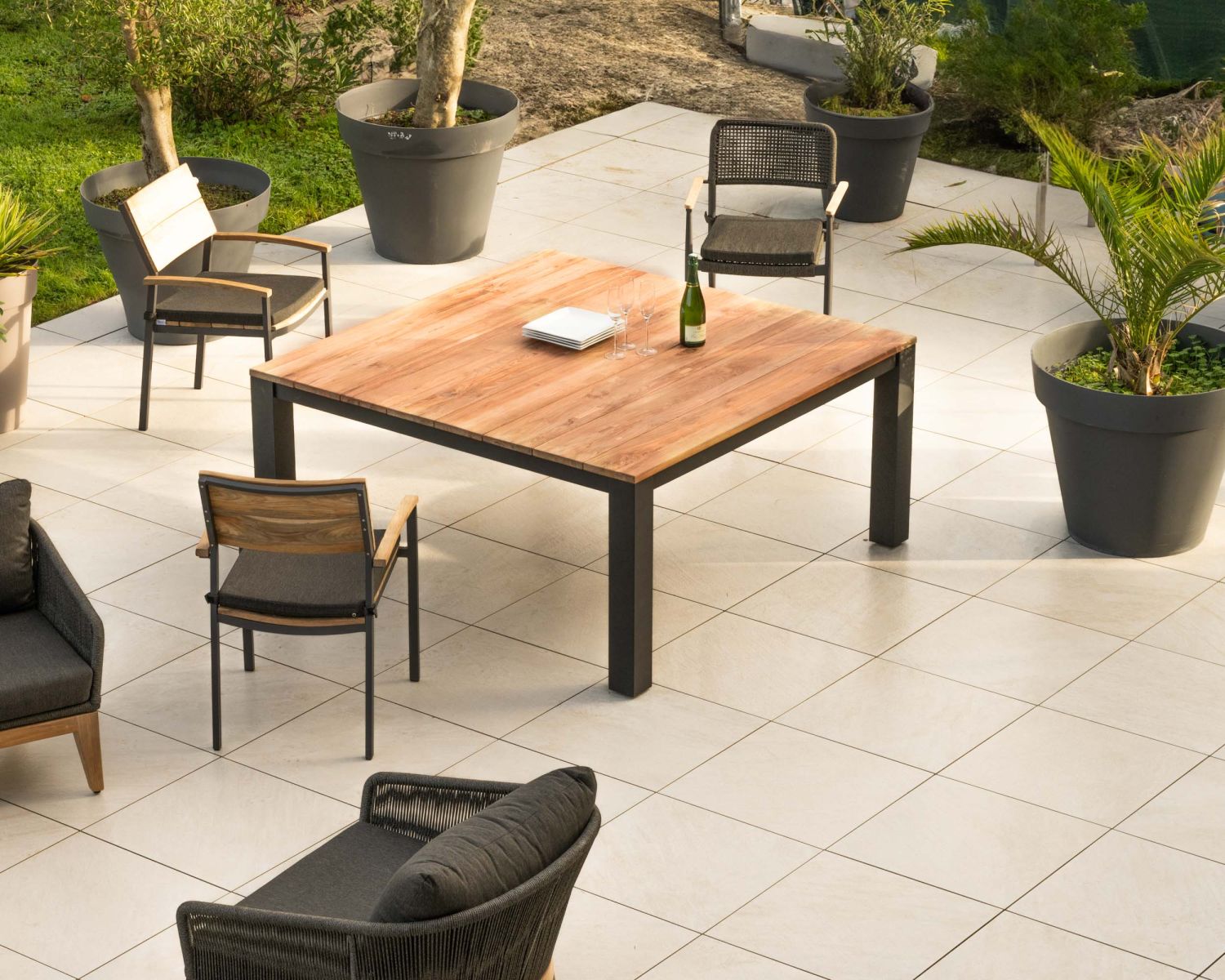 Tavolo quadrato "Ozone" da 160 cm in alluminio e teak di recupero per giardini contemporanei