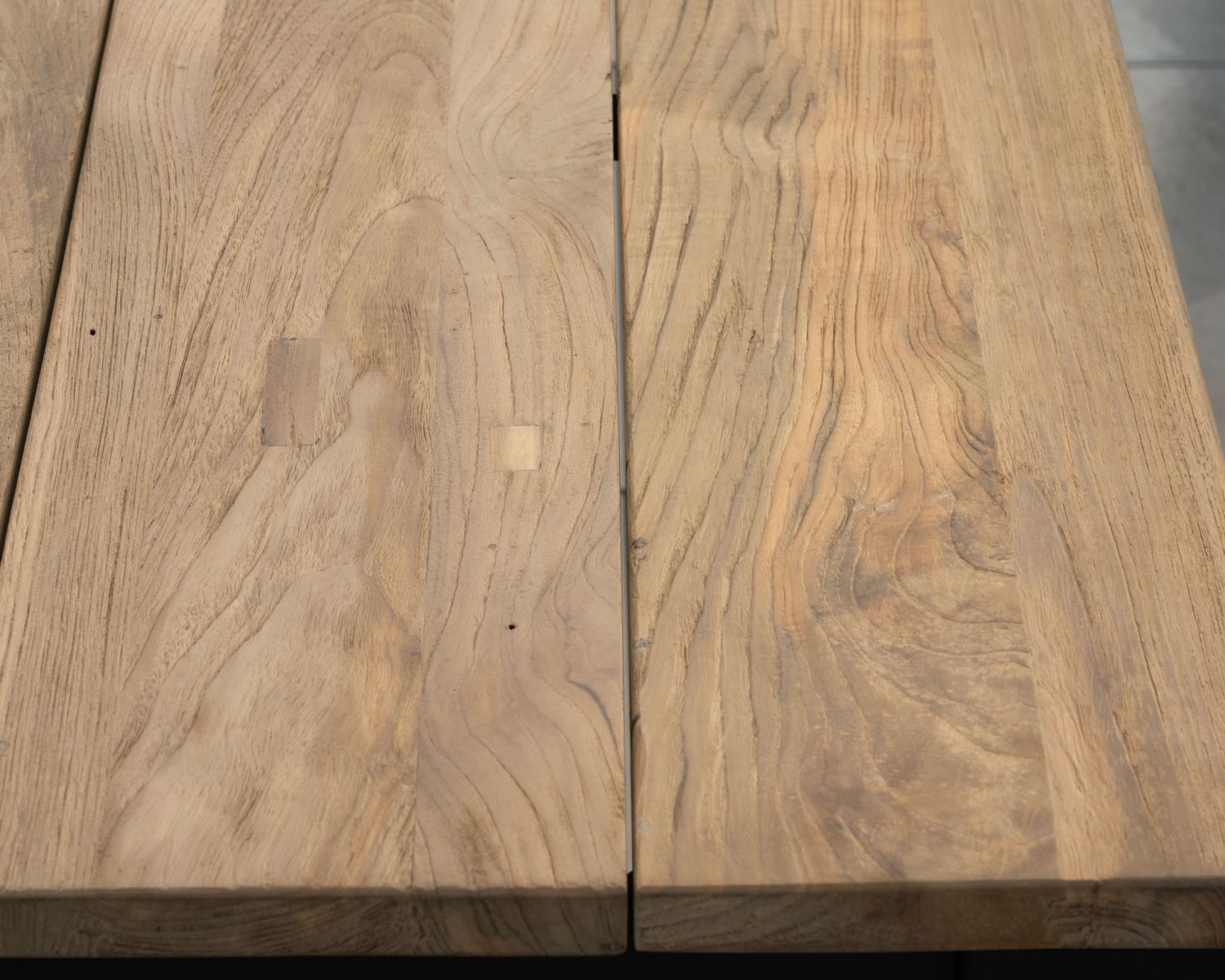 Tavolo quadrato "Ozone" da 160 cm in alluminio e teak di recupero per giardini contemporanei