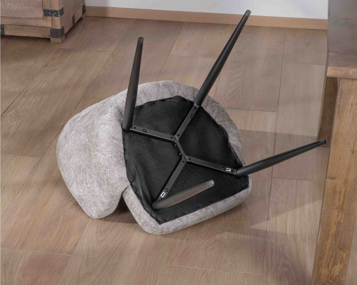 Set di 2 sedie da pranzo di design "Kandy" in tessuto grigio chiaro e gambe in metallo nero