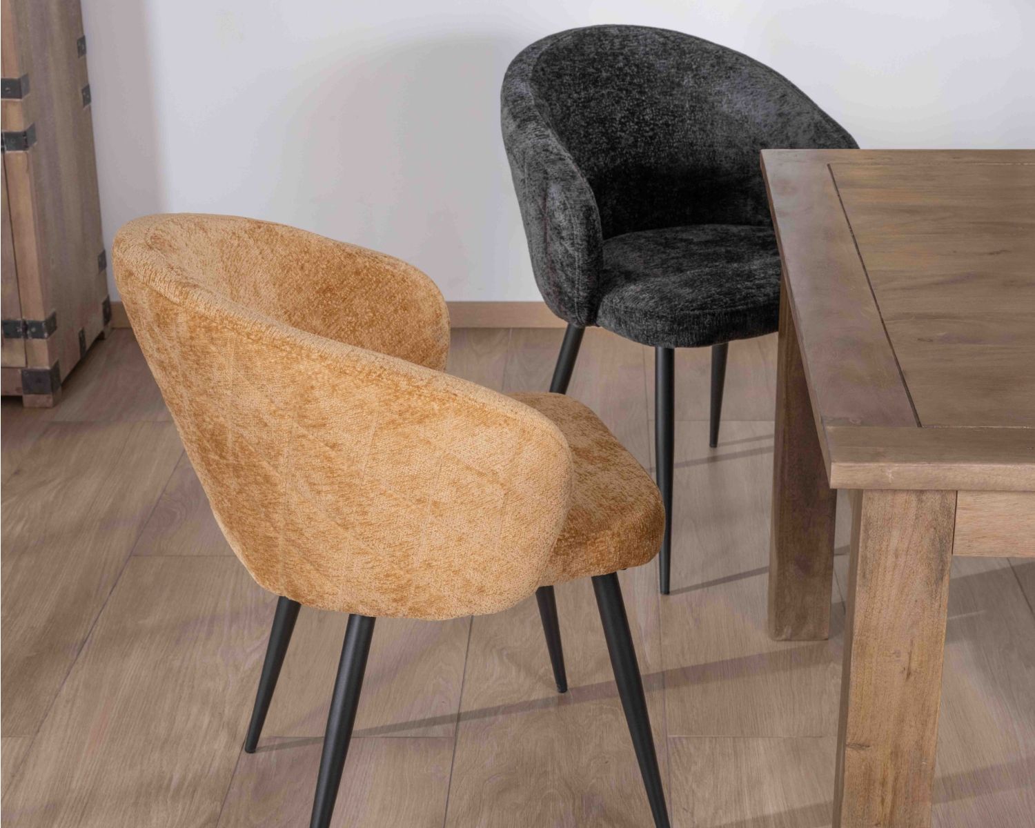 Set di 2 sedie avvolgenti "Kandy" in tessuto giallo e gambe in metallo nero