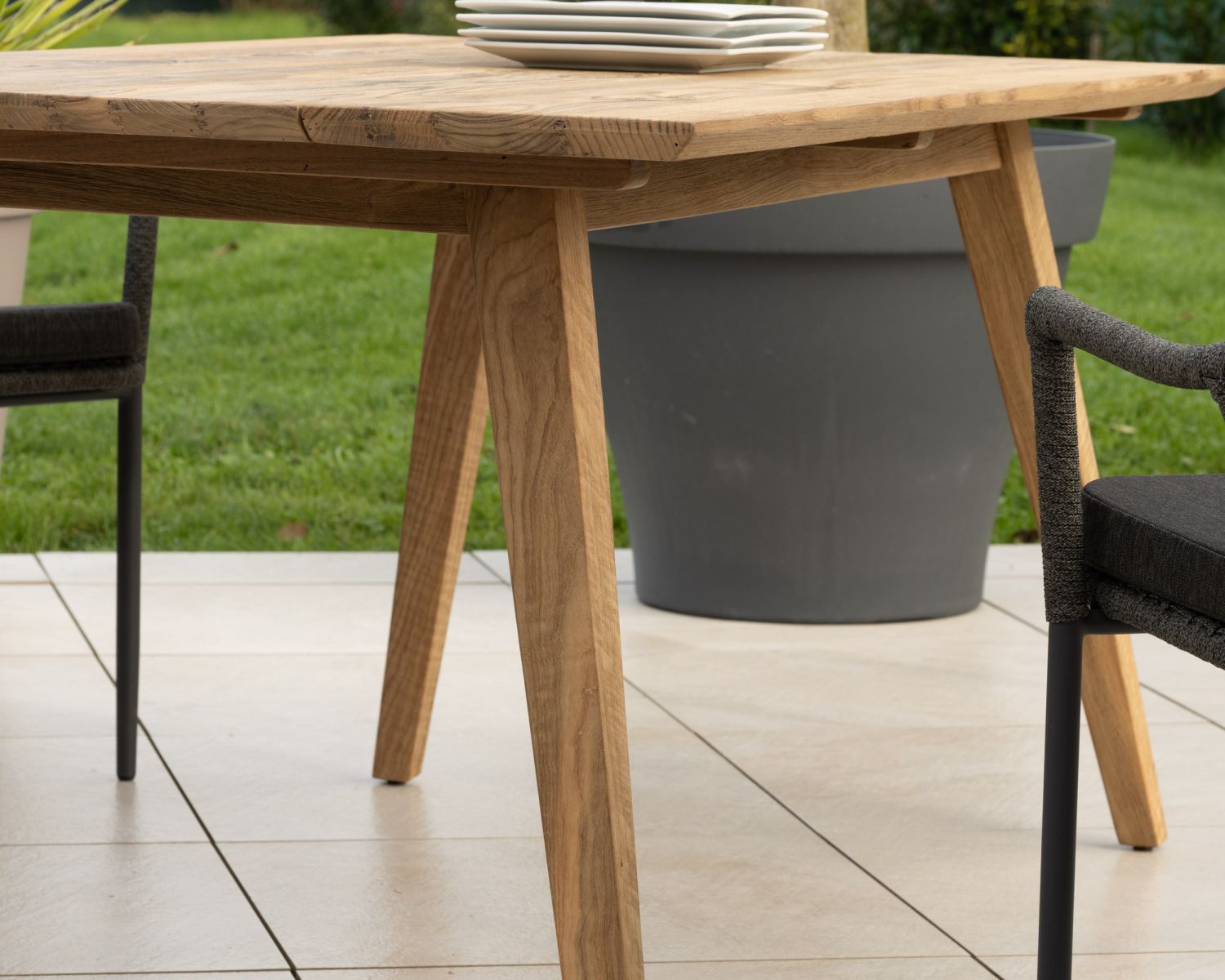 Tavolo da pranzo per esterni "Tuléo" da 160x90 cm in puro design e teak recuperato