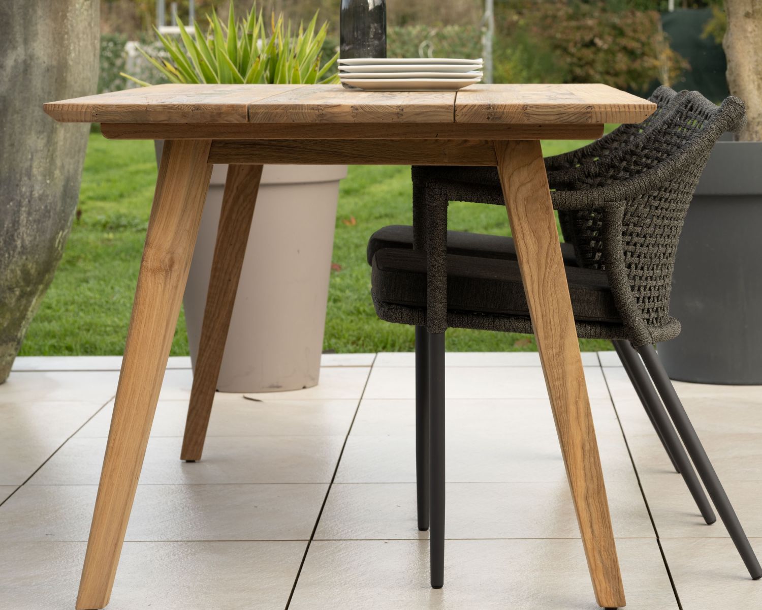 Tavolo da pranzo per esterni "Tuléo" da 160x90 cm in puro design e teak recuperato