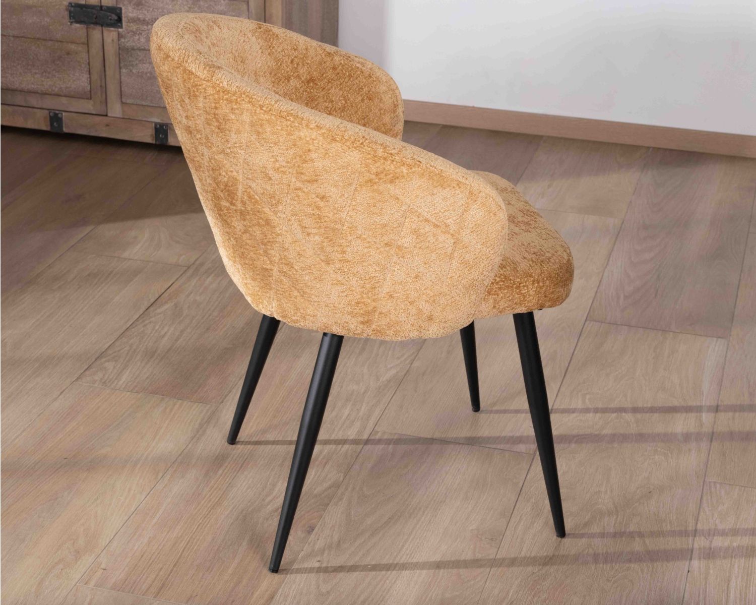 Set di 2 sedie avvolgenti "Kandy" in tessuto giallo e gambe in metallo nero