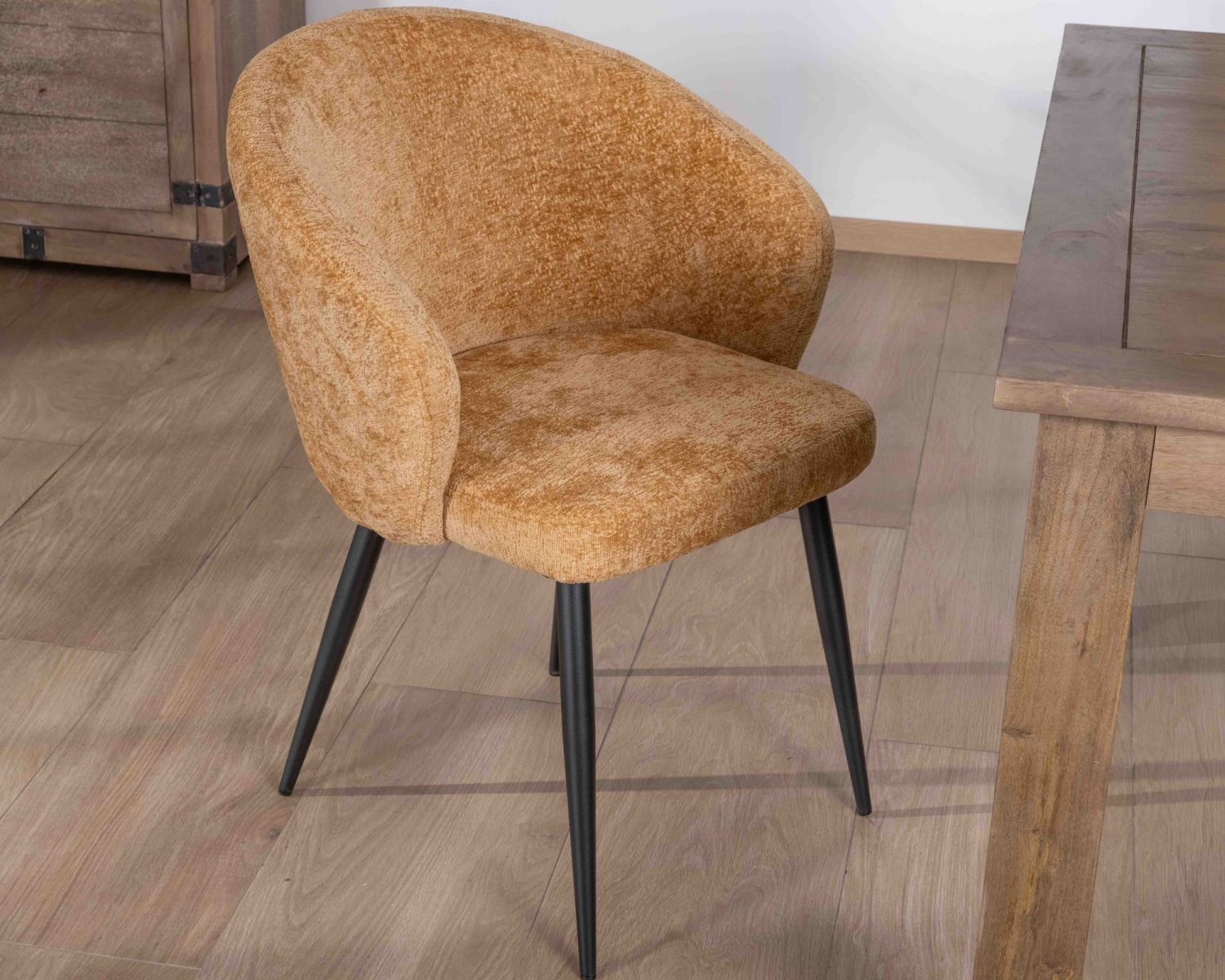 Set di 2 sedie avvolgenti "Kandy" in tessuto giallo e gambe in metallo nero