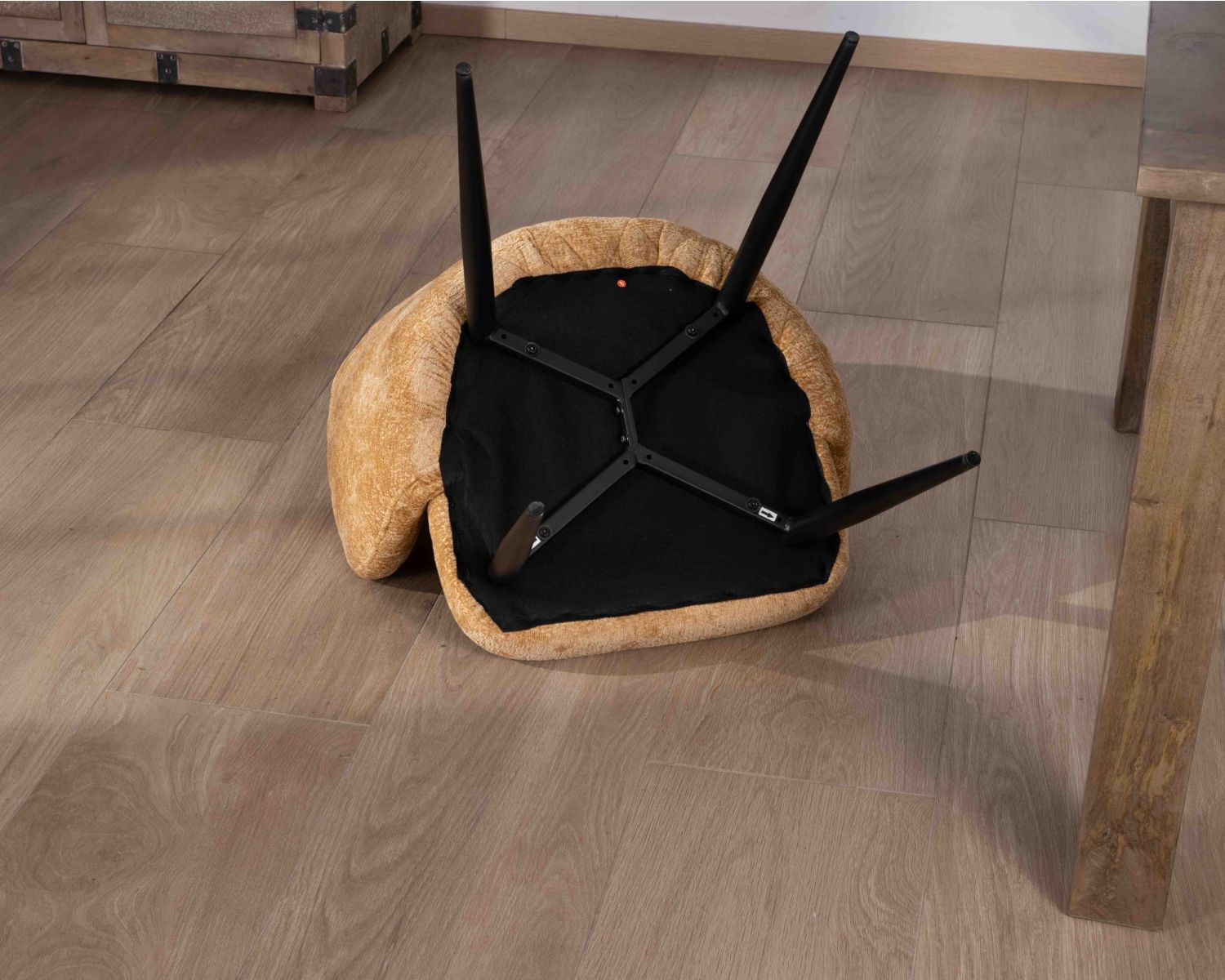 Set di 2 sedie avvolgenti "Kandy" in tessuto giallo e gambe in metallo nero