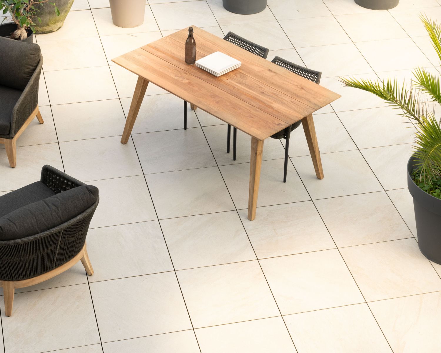 Tavolo da pranzo per esterni "Tuléo" da 160x90 cm in puro design e teak recuperato