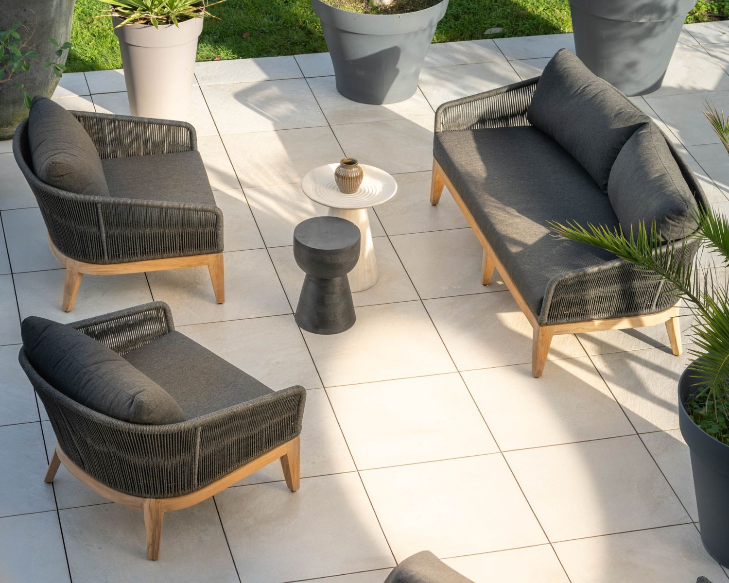 Set di mobili da giardino di alta gamma con 3 pezzi in teak e tessuto grigio scuro "Tuléo