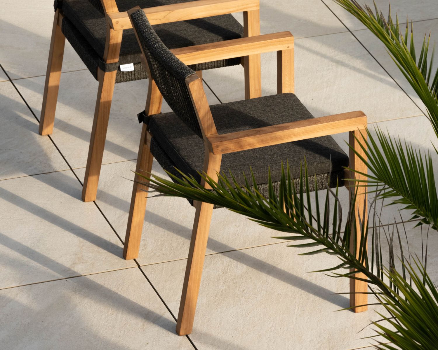 Set di 4 sedie da esterno "Chair'ming" in teak naturale, sedile e schienale intrecciati grigio