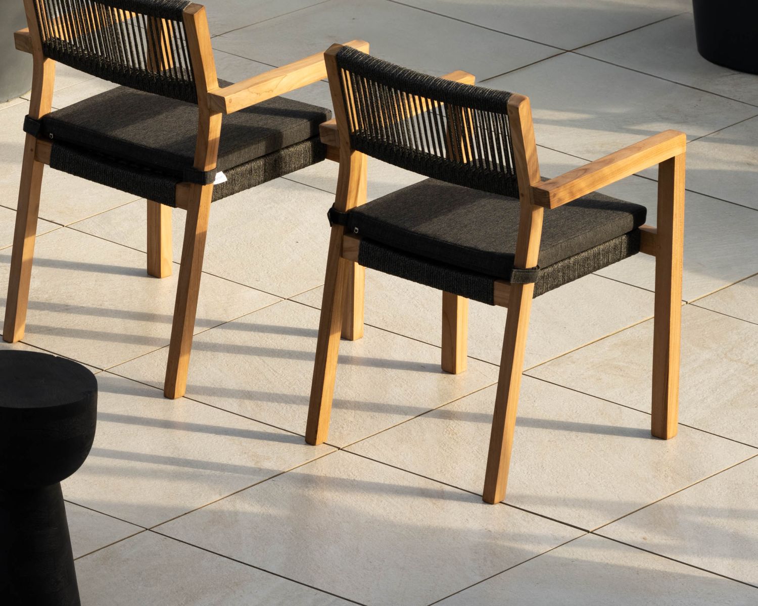 Set di 4 sedie da esterno "Chair'ming" in teak naturale, sedile e schienale intrecciati grigio