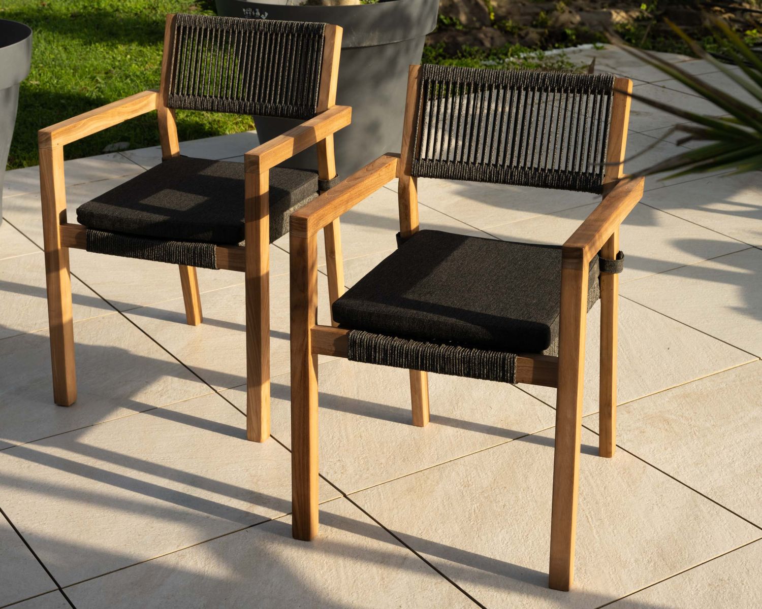 Set di 4 sedie da esterno "Chair'ming" in teak naturale, sedile e schienale intrecciati grigio