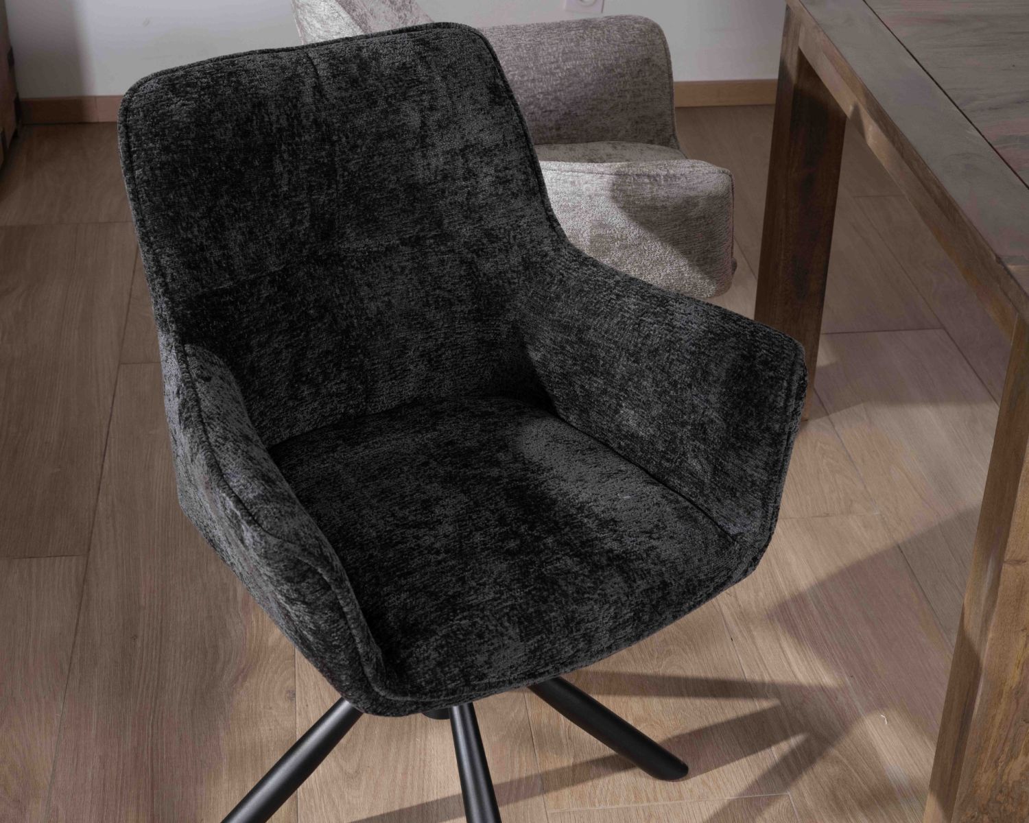 Set di 2 sedie "Ewing" con braccioli in tessuto nero e base girevole in metallo