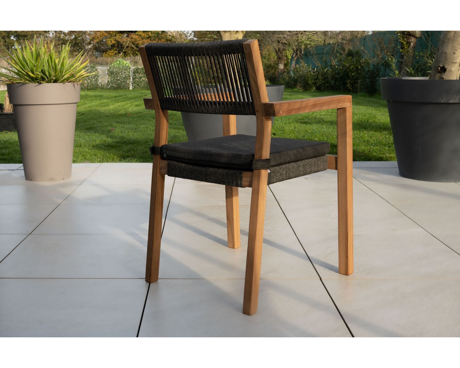 Set di 4 sedie da esterno "Chair'ming" in teak naturale, sedile e schienale intrecciati grigio