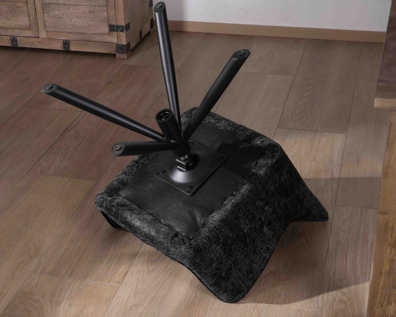 Set di 2 sedie "Ewing" con braccioli in tessuto nero e base girevole in metallo