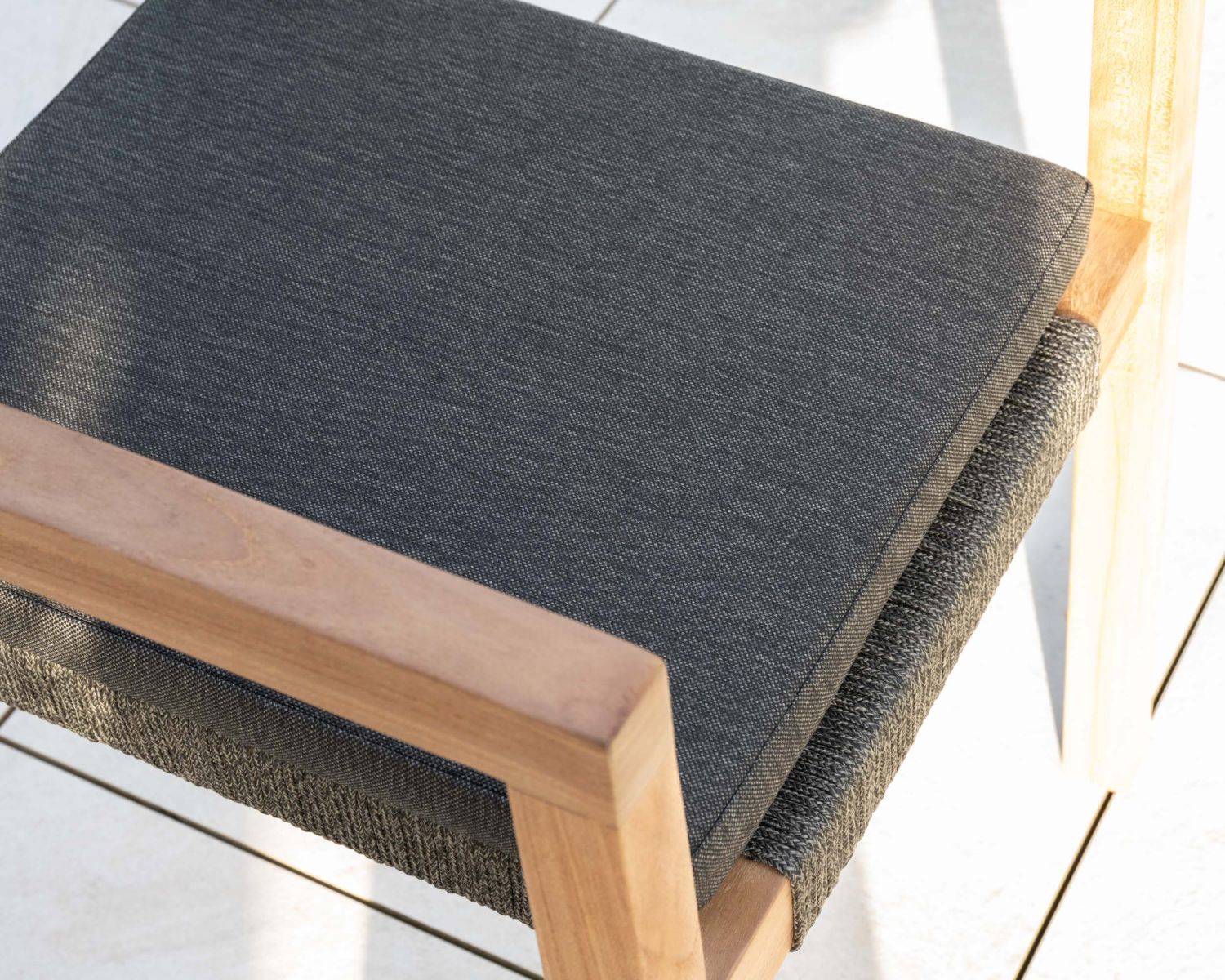 Set di 4 sedie da esterno "Chair'ming" in teak naturale, sedile e schienale intrecciati grigio