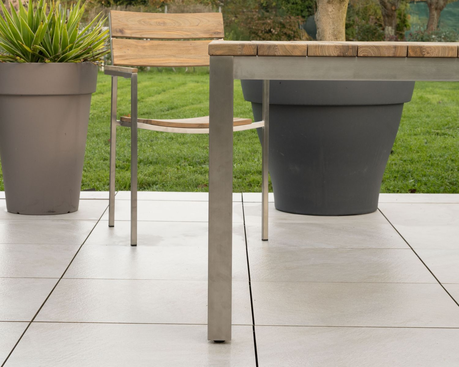 Set di 4 sedie da giardino impilabili "Melta" in teak e acciaio inox