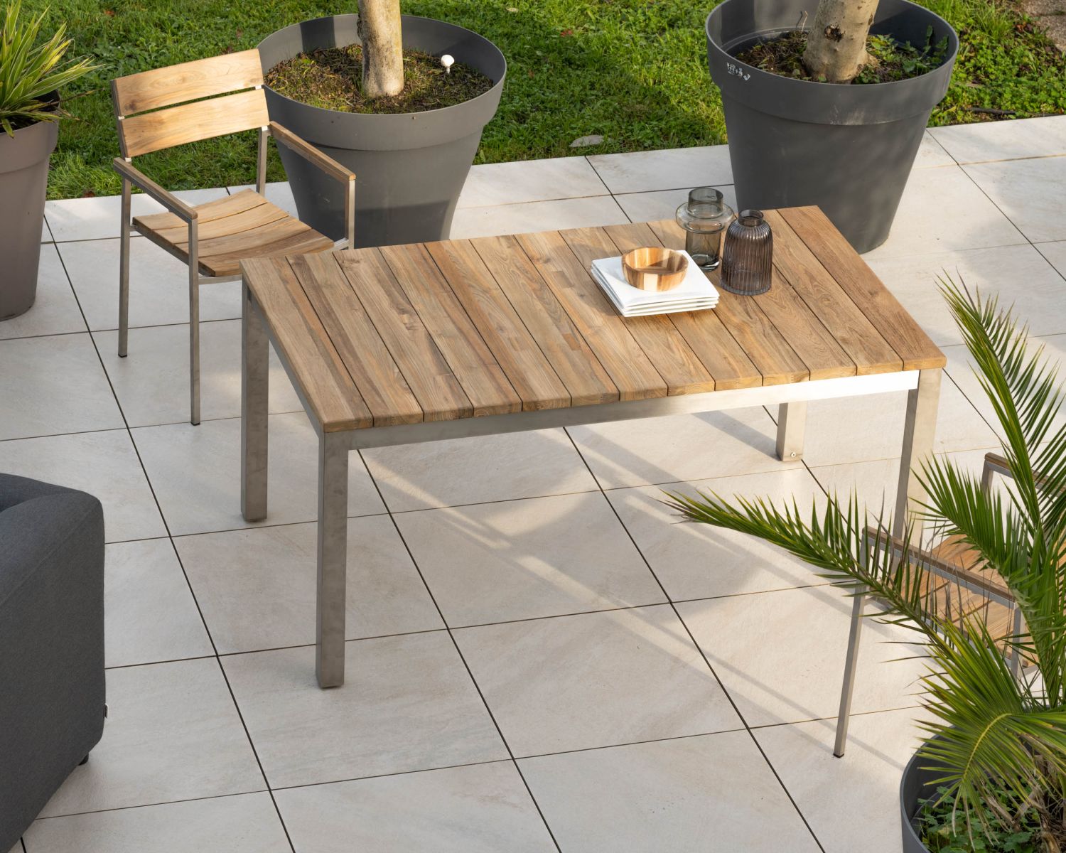 Tavolo da giardino allungabile dal design contemporaneo "Melta" da 160 a 220 cm in teak e acciaio inox