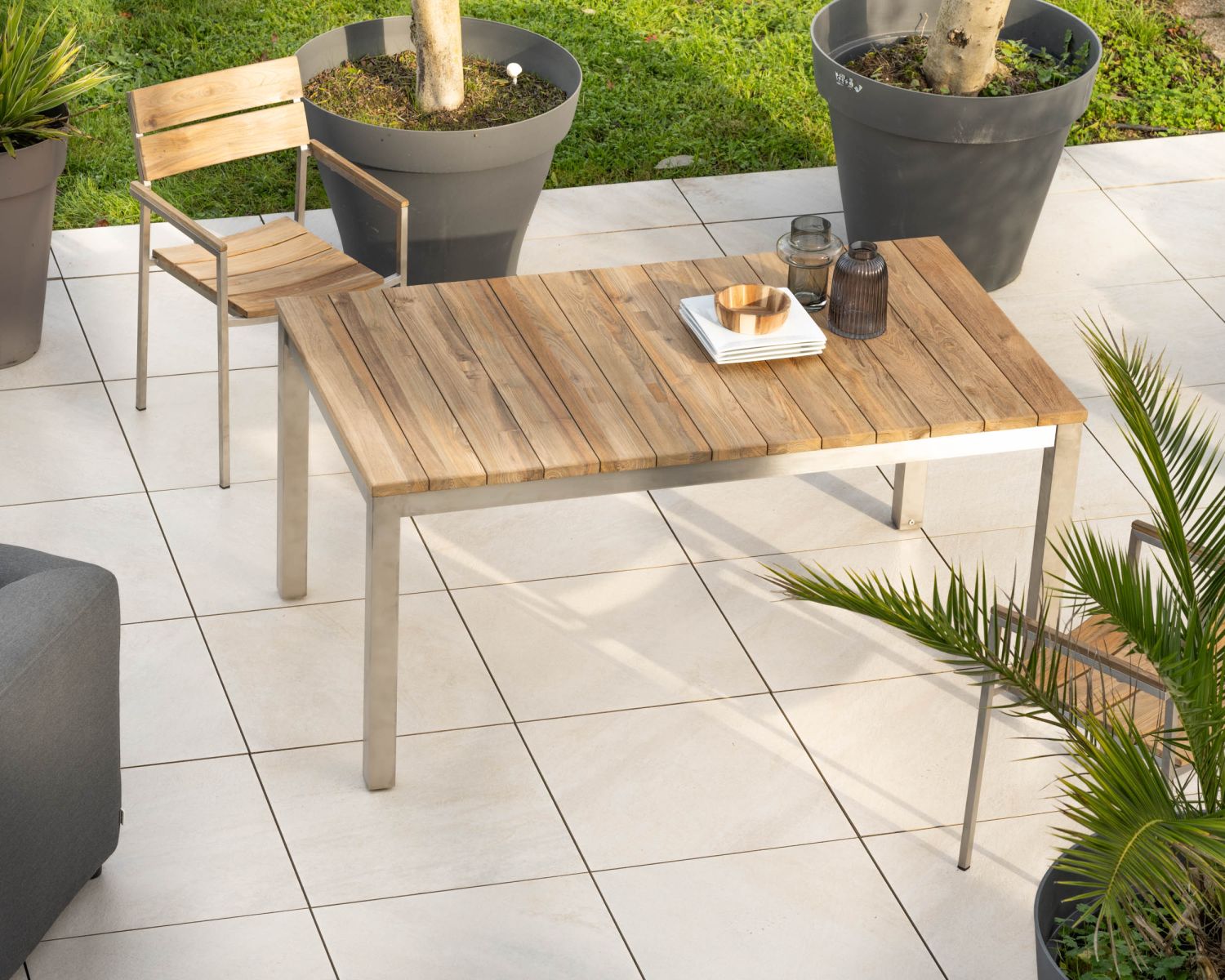 Set di 4 sedie da giardino impilabili "Melta" in teak e acciaio inox