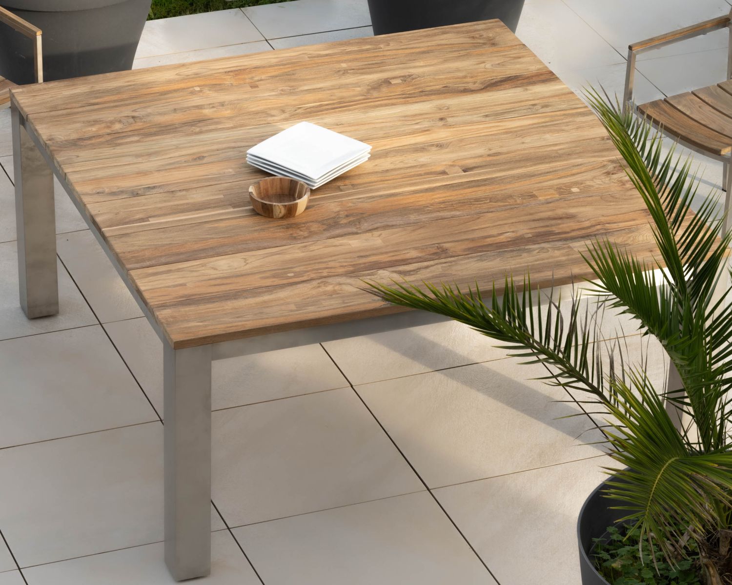 Tavolo da giardino "Melta" quadrato da 160 cm in teak con gambe in acciaio inox grigio