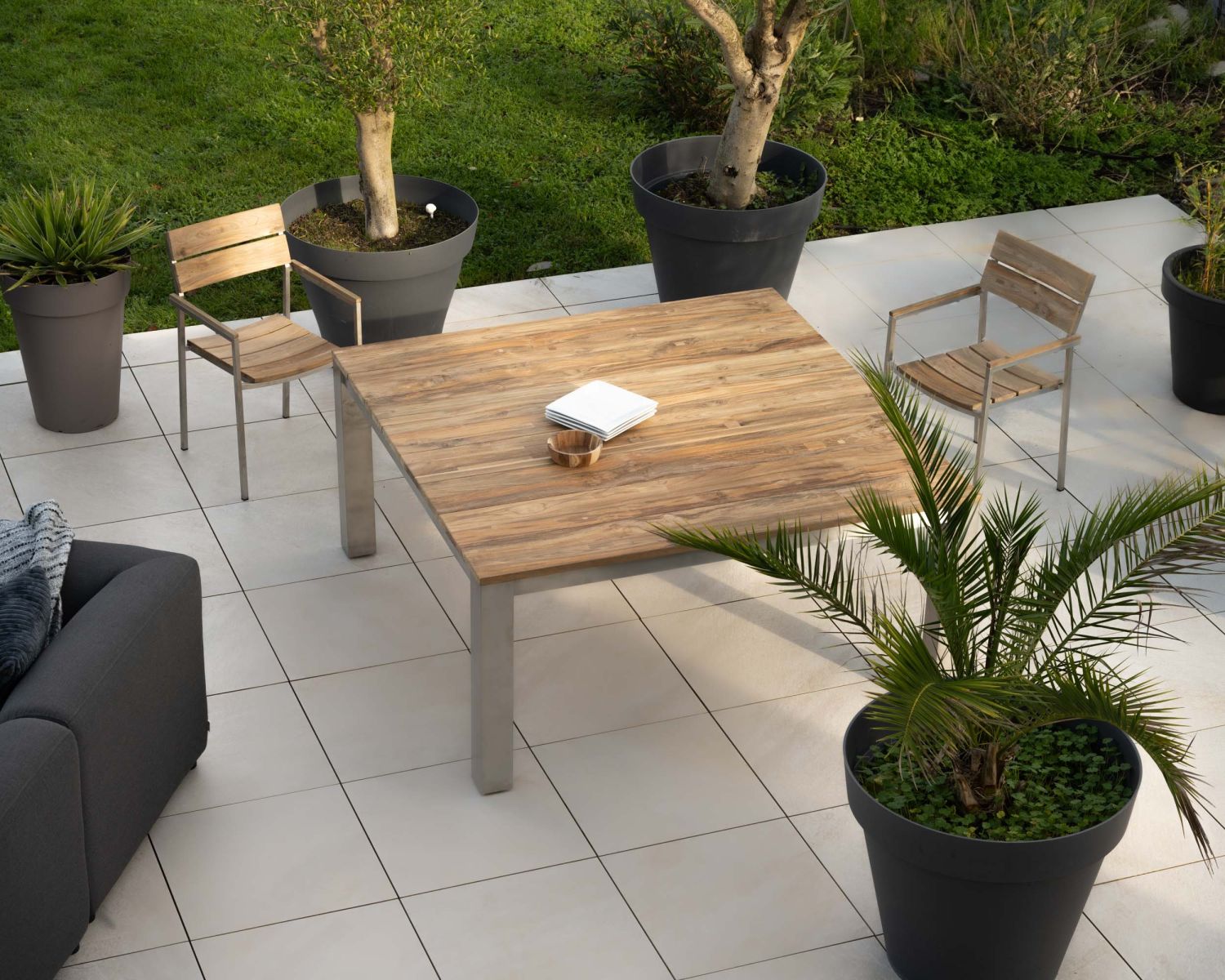 Tavolo da giardino "Melta" quadrato da 160 cm in teak con gambe in acciaio inox grigio