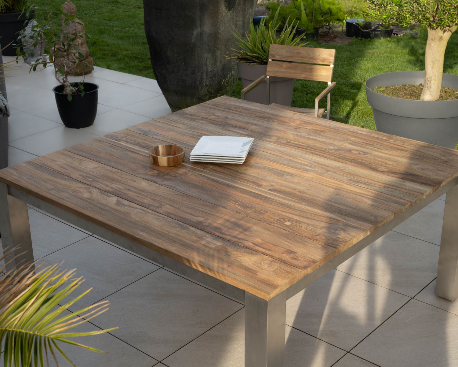 Tavolo da giardino "Melta" quadrato da 160 cm in teak con gambe in acciaio inox grigio