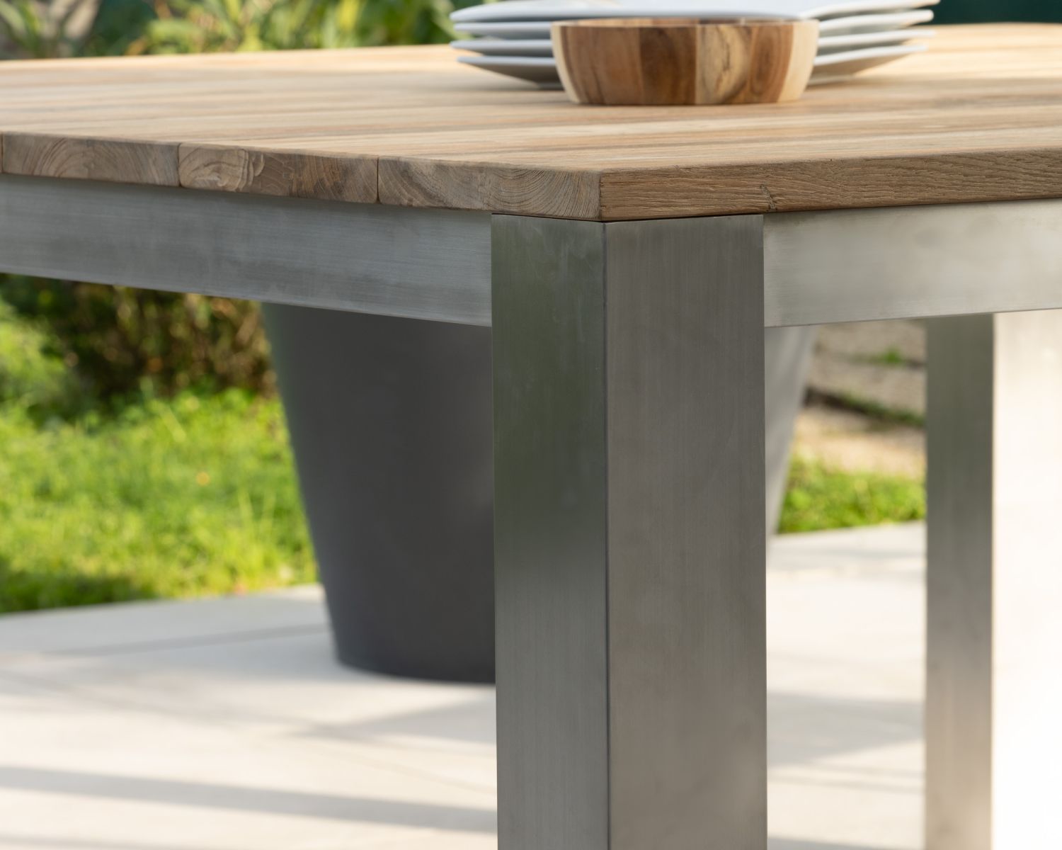 Tavolo da giardino "Melta" quadrato da 160 cm in teak con gambe in acciaio inox grigio