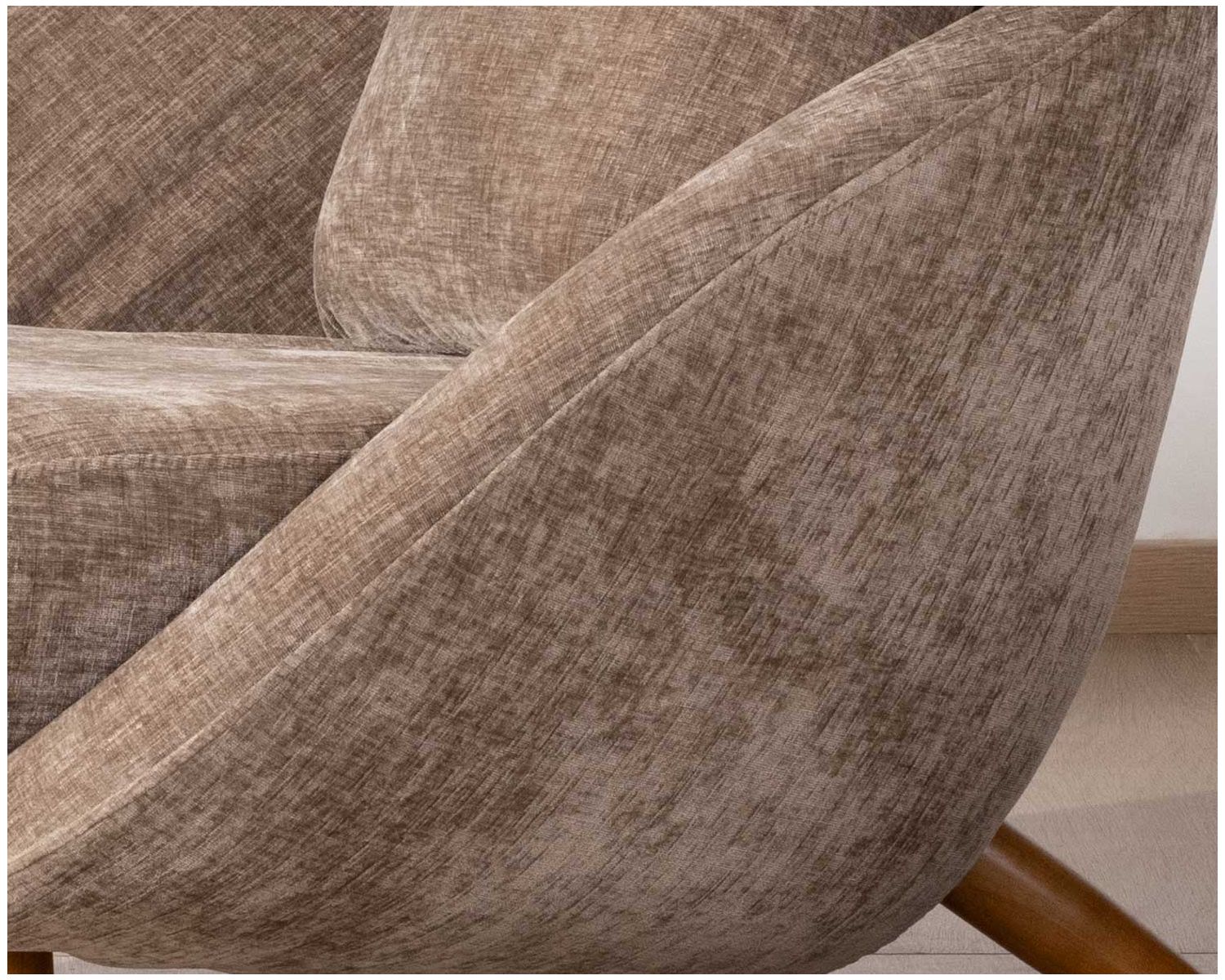 Poltrona bassa "Bryan" in tessuto tortora