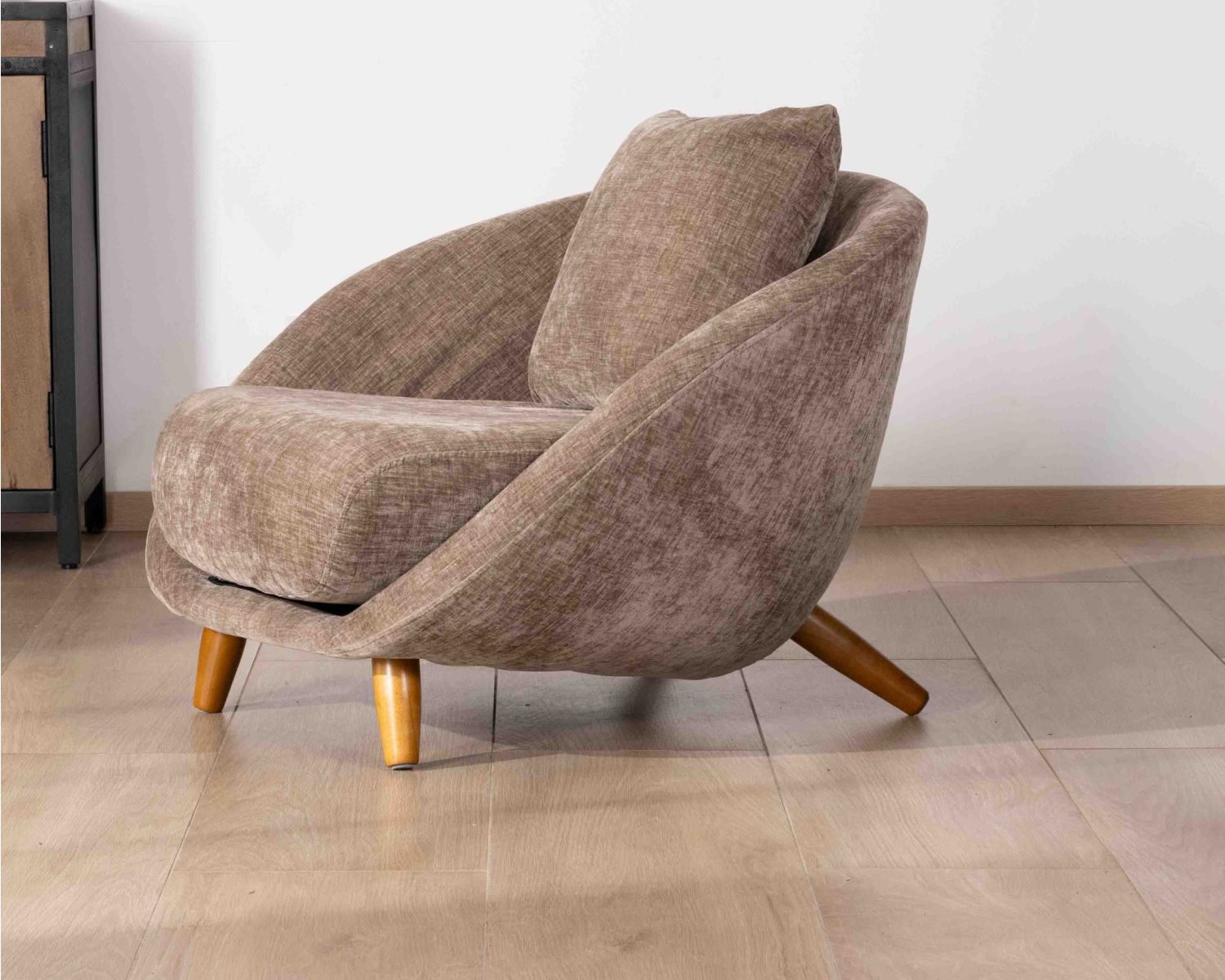 Poltrona bassa "Bryan" in tessuto tortora