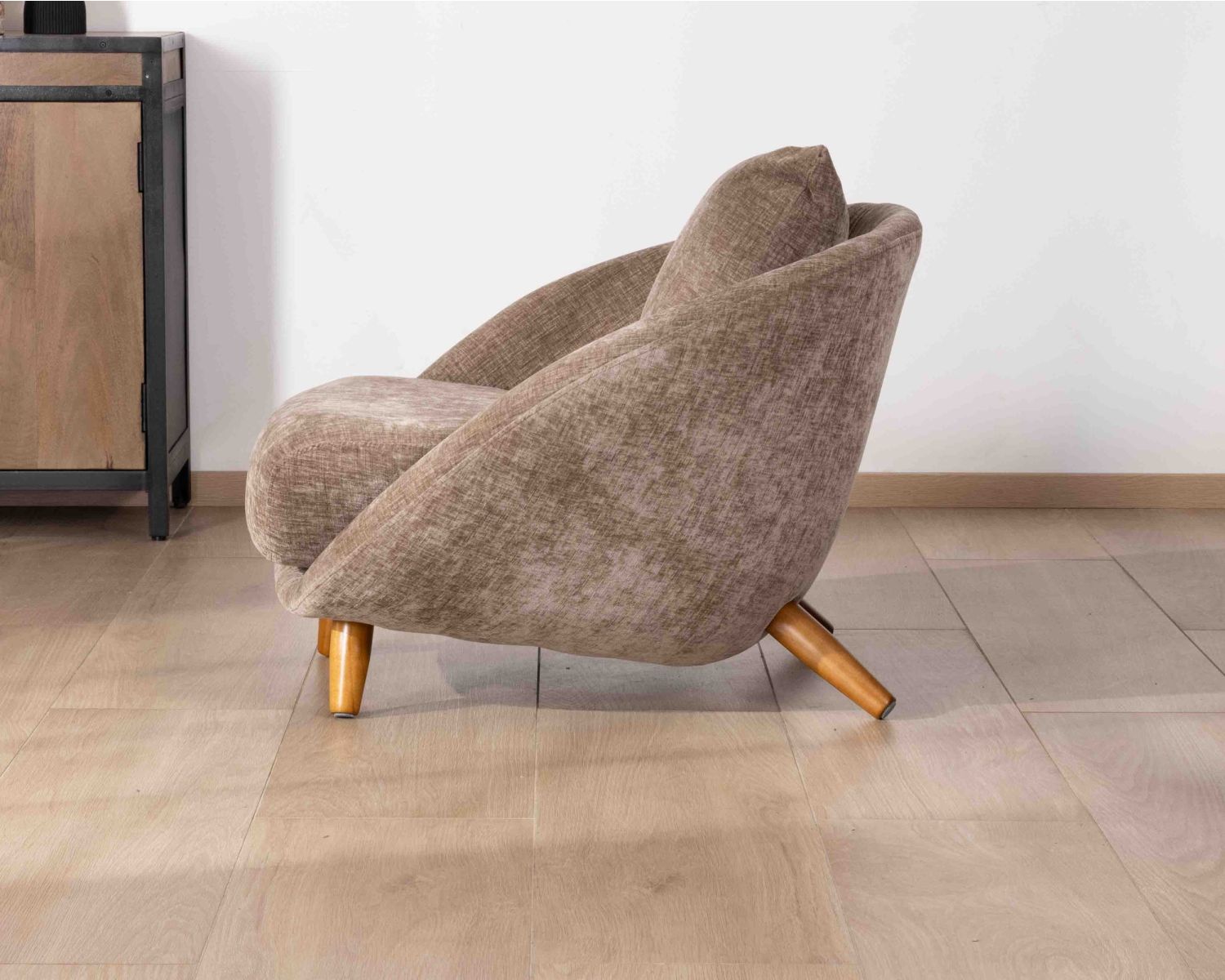 Poltrona bassa "Bryan" in tessuto tortora