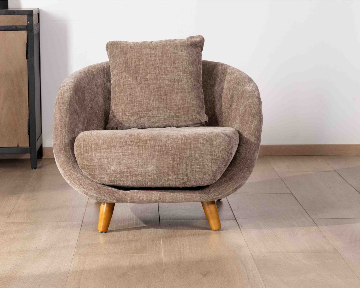 Poltrona bassa "Bryan" in tessuto tortora