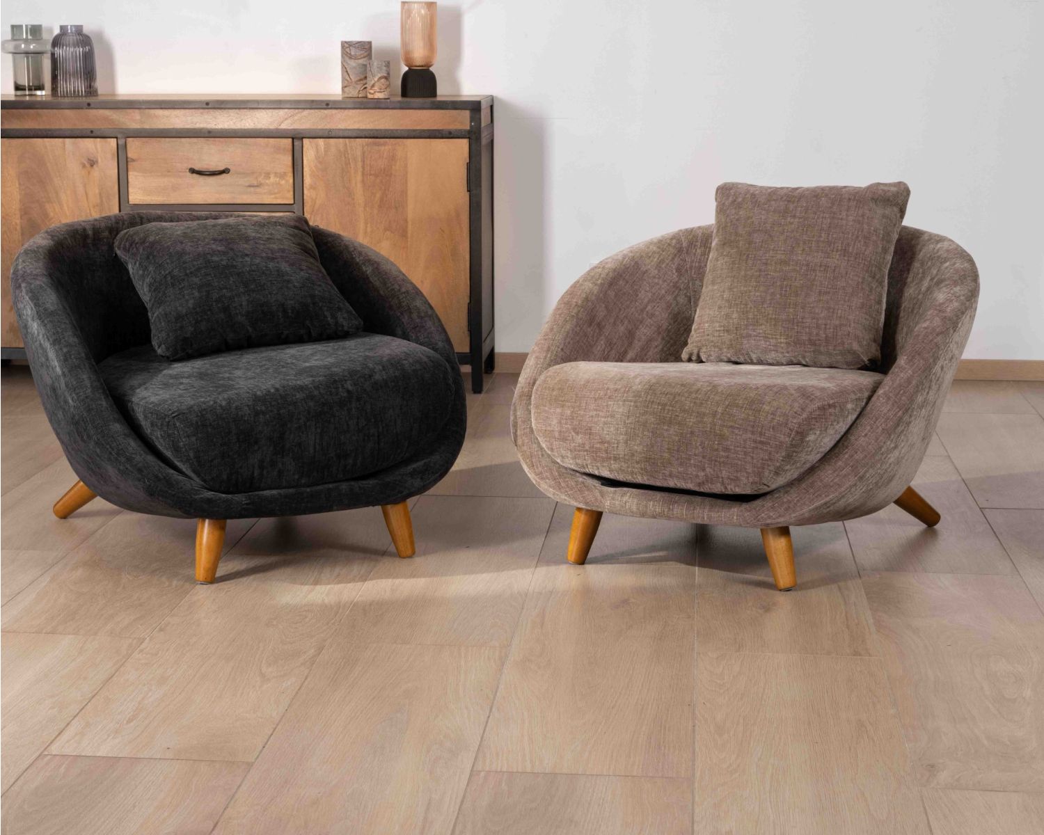 Poltrona bassa "Bryan" dal design retrò e ultraconfortevole in tessuto antracite