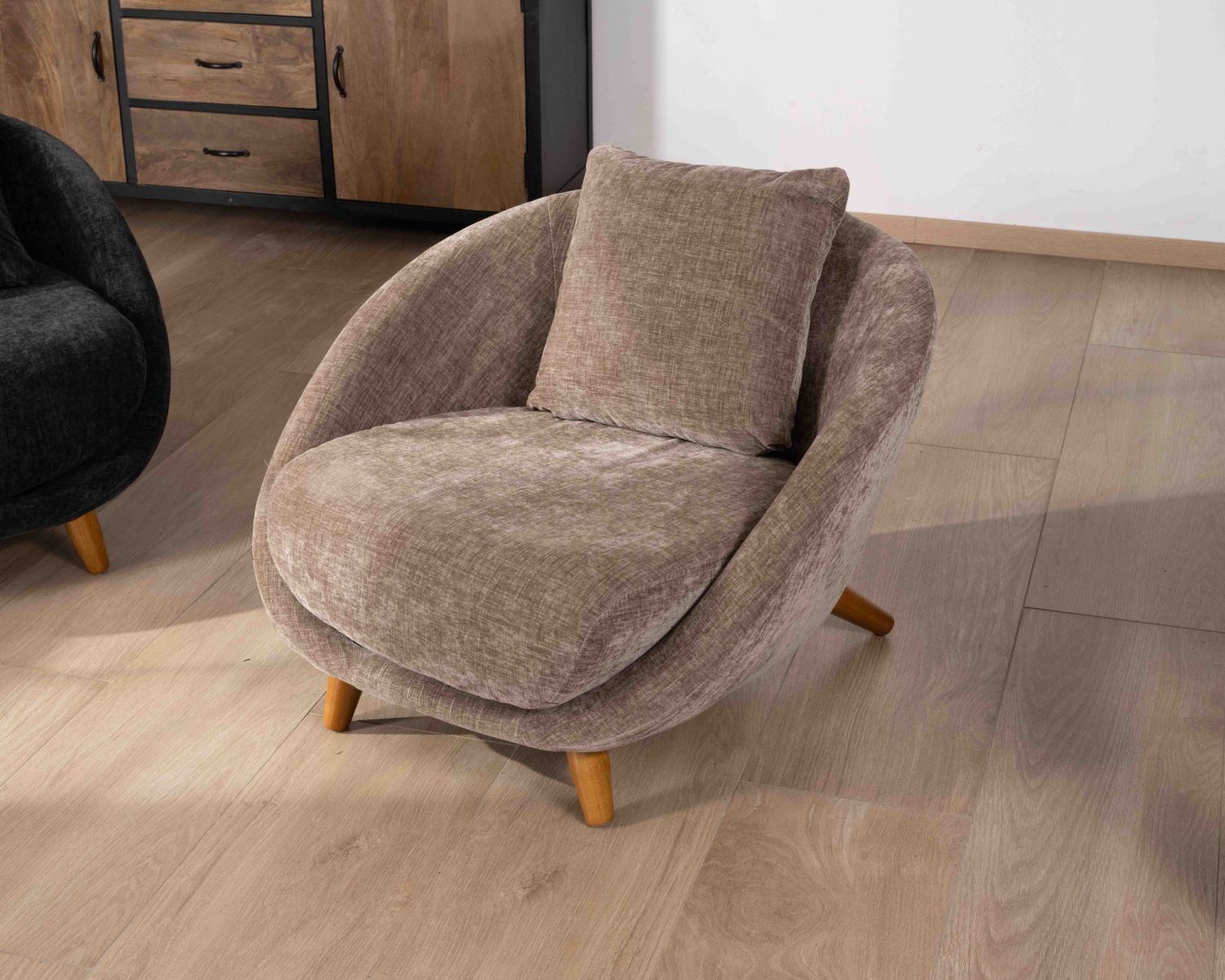 Poltrona bassa "Bryan" in tessuto tortora