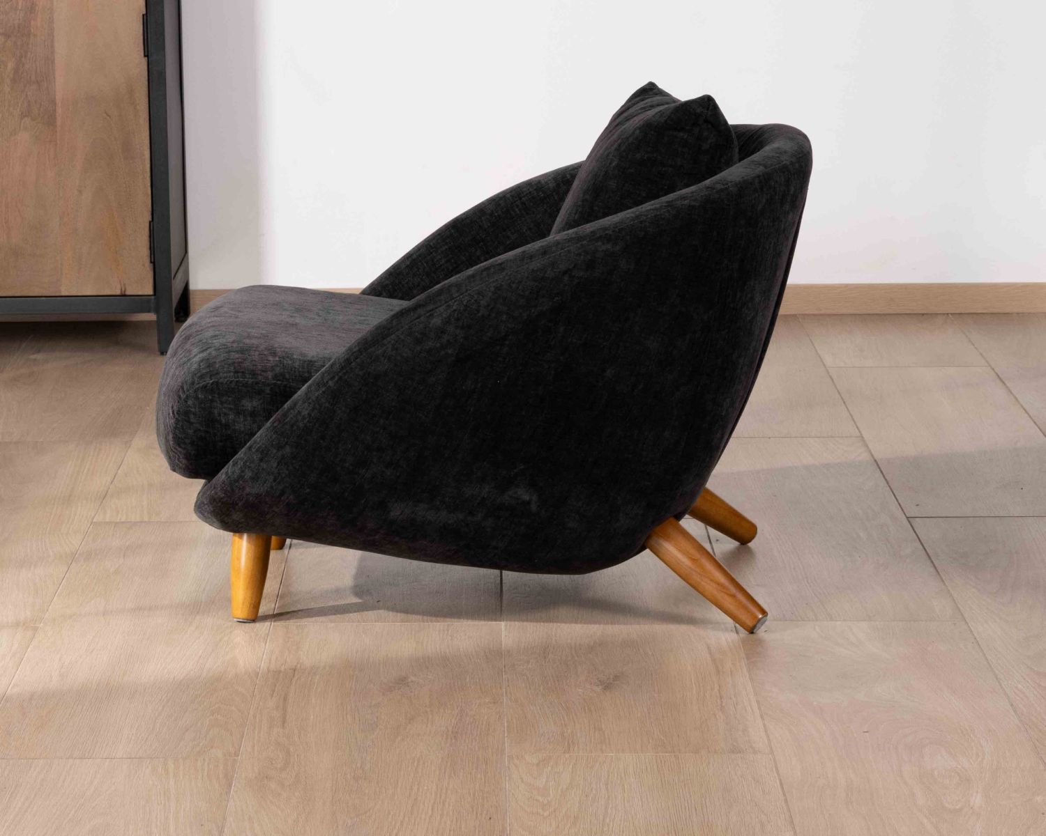 Poltrona bassa "Bryan" dal design retrò e ultraconfortevole in tessuto antracite