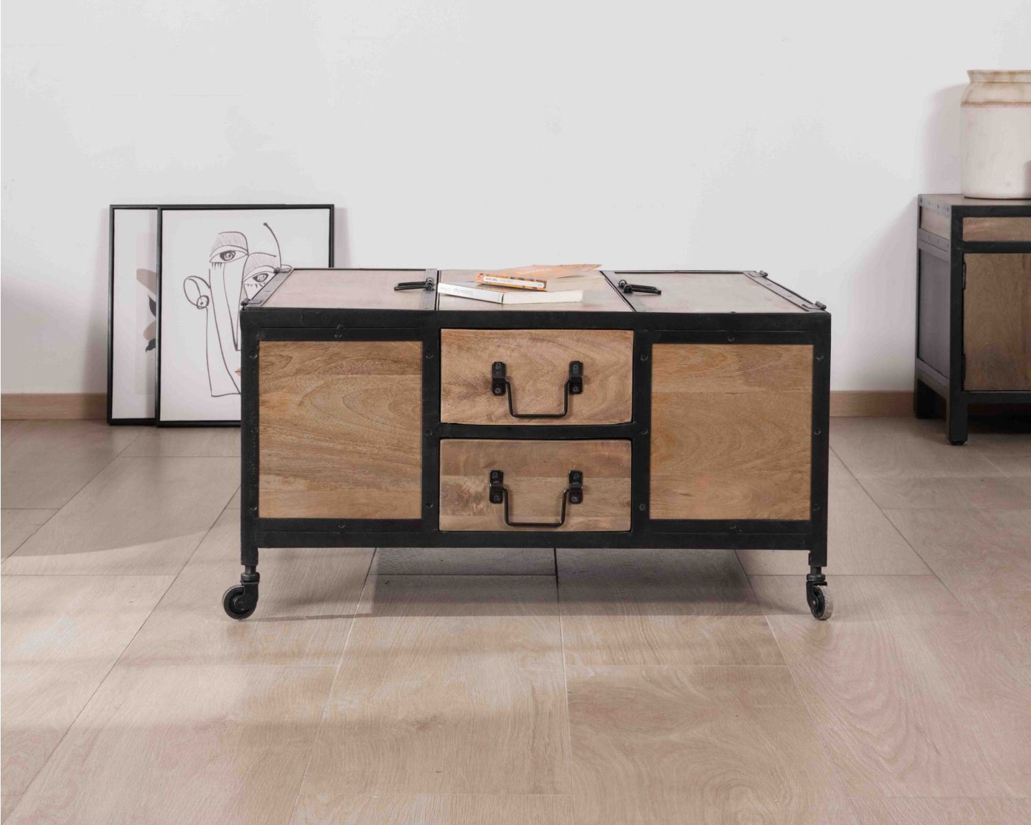 Tavolino quadrato "Atelier" su rotelle in legno di mango e metallo