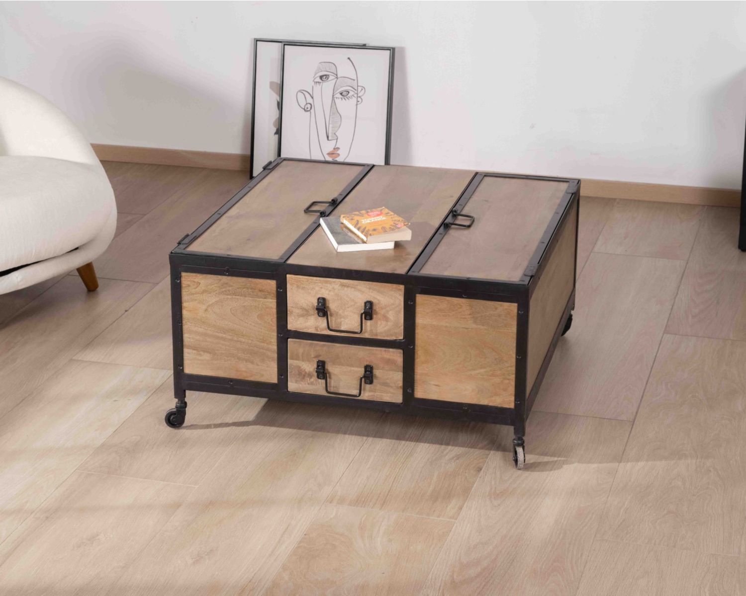 Tavolino quadrato "Atelier" su rotelle in legno di mango e metallo