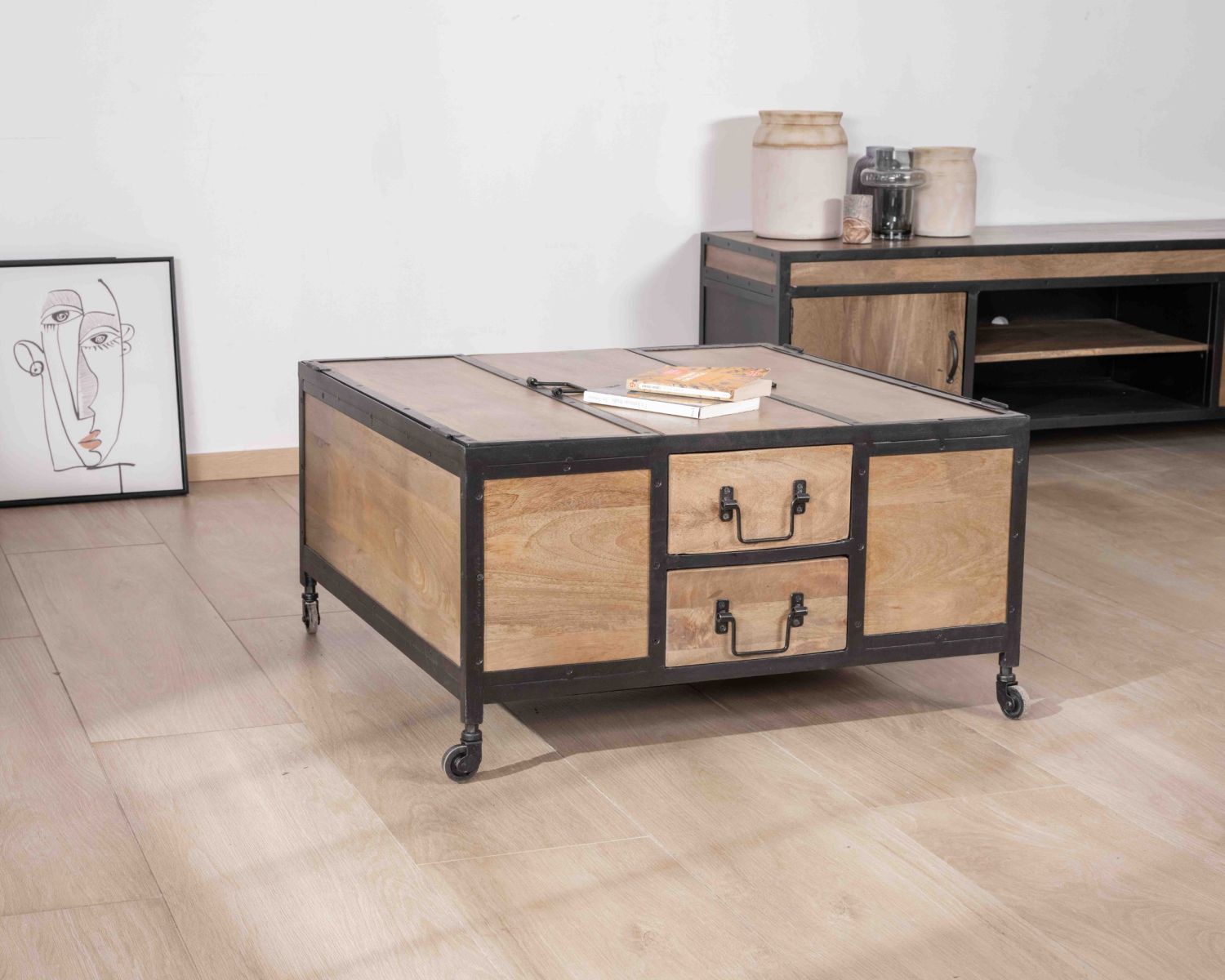 Tavolino quadrato "Atelier" su rotelle in legno di mango e metallo