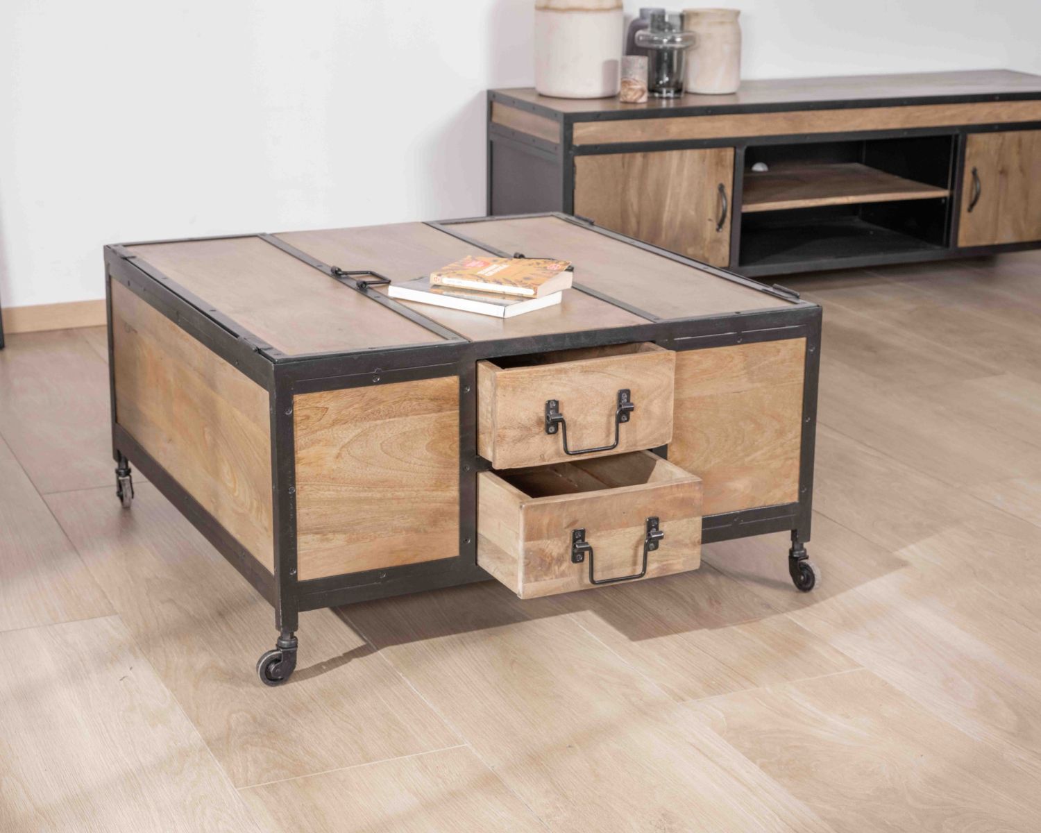 Tavolino quadrato "Atelier" su rotelle in legno di mango e metallo