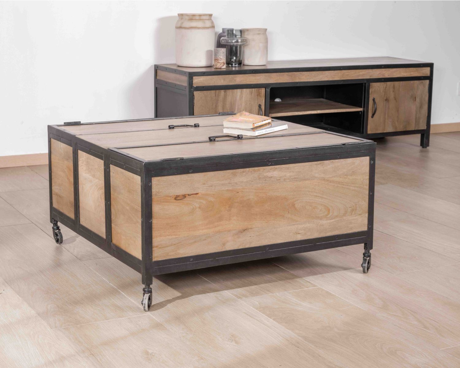 Tavolino quadrato "Atelier" su rotelle in legno di mango e metallo