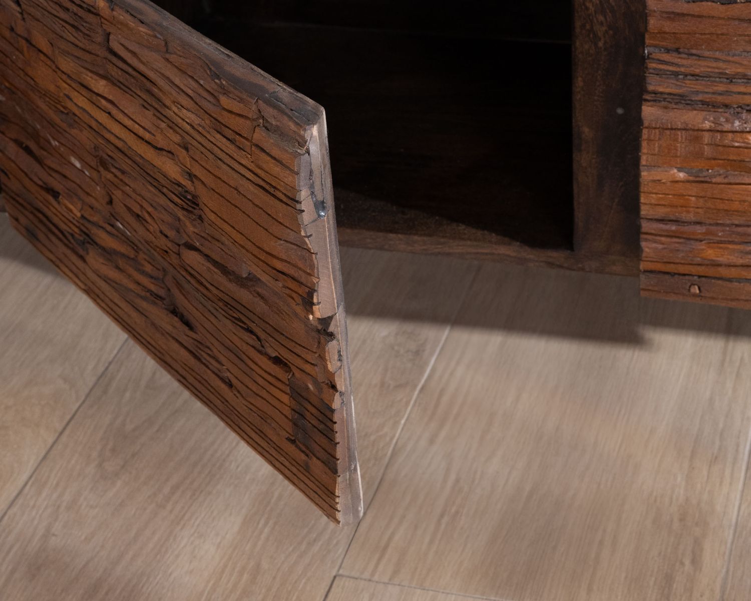 Panchina TV "Crescendo" in legno riciclato e gambe in metallo, 200 cm