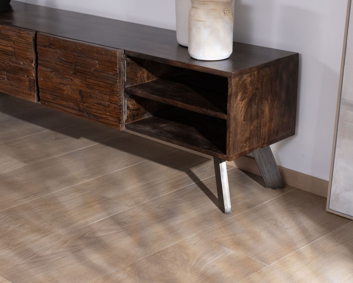 Panchina TV "Crescendo" in legno riciclato e gambe in metallo, 200 cm