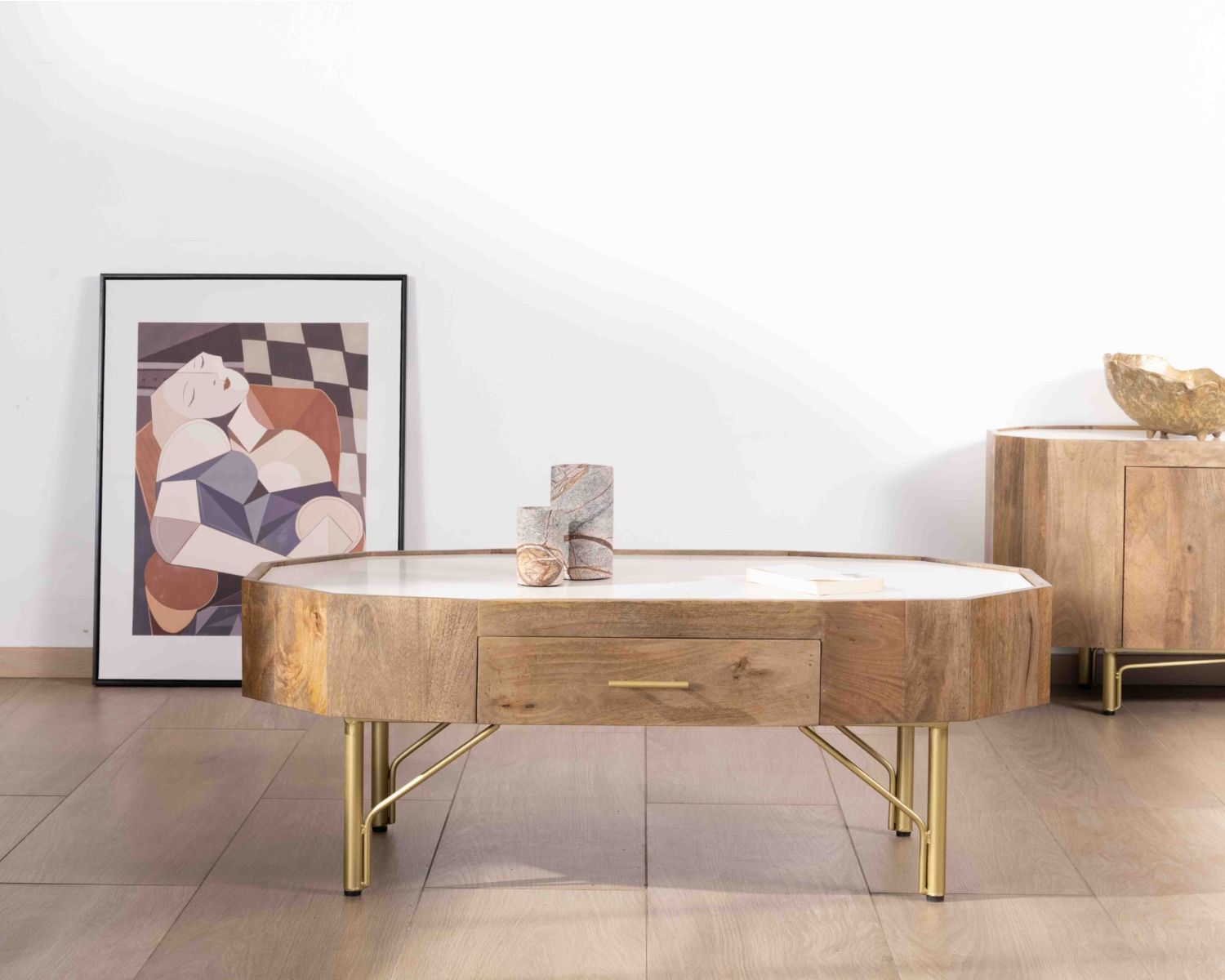 Tavolino retro-chic in legno di mango con piano "Bruges" in terrazzo bianco