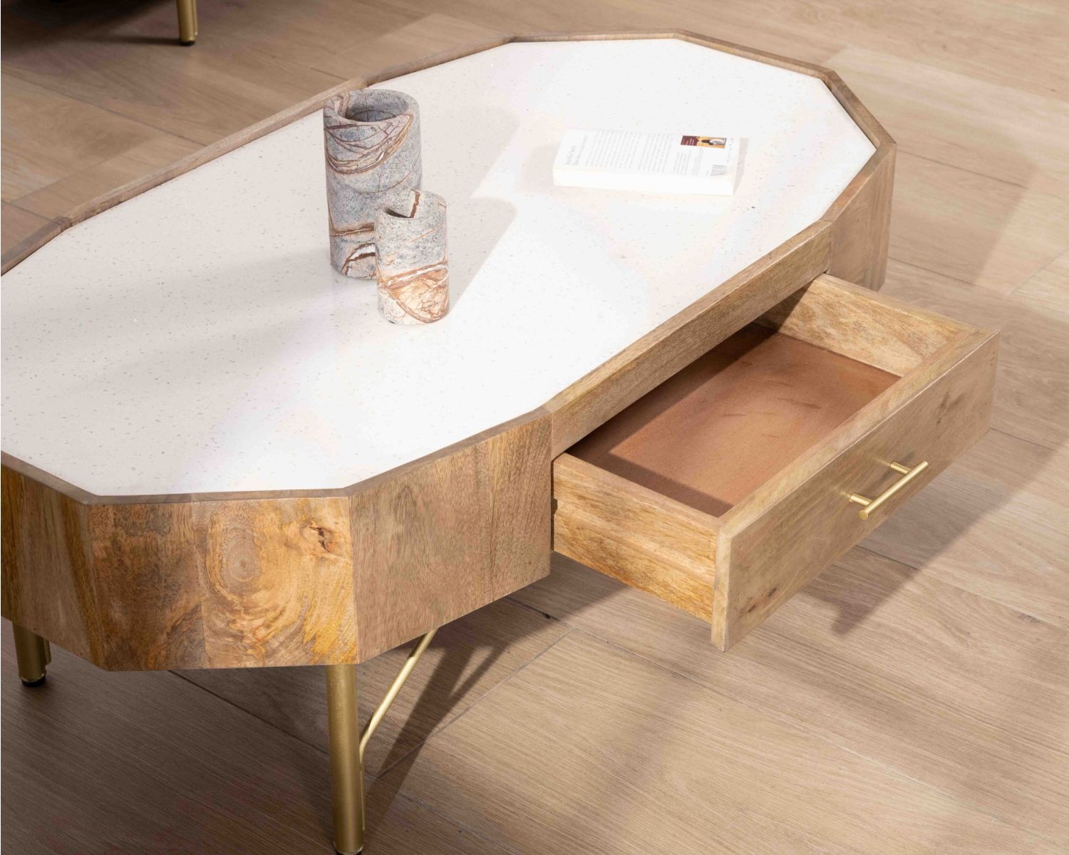 Tavolino retro-chic in legno di mango con piano "Bruges" in terrazzo bianco