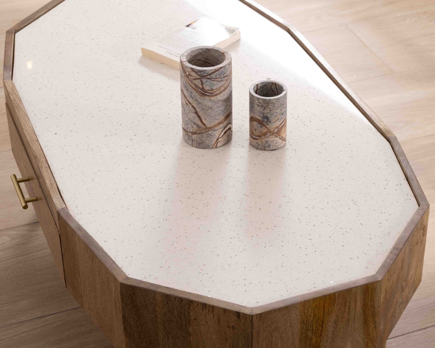 Tavolino retro-chic in legno di mango con piano "Bruges" in terrazzo bianco